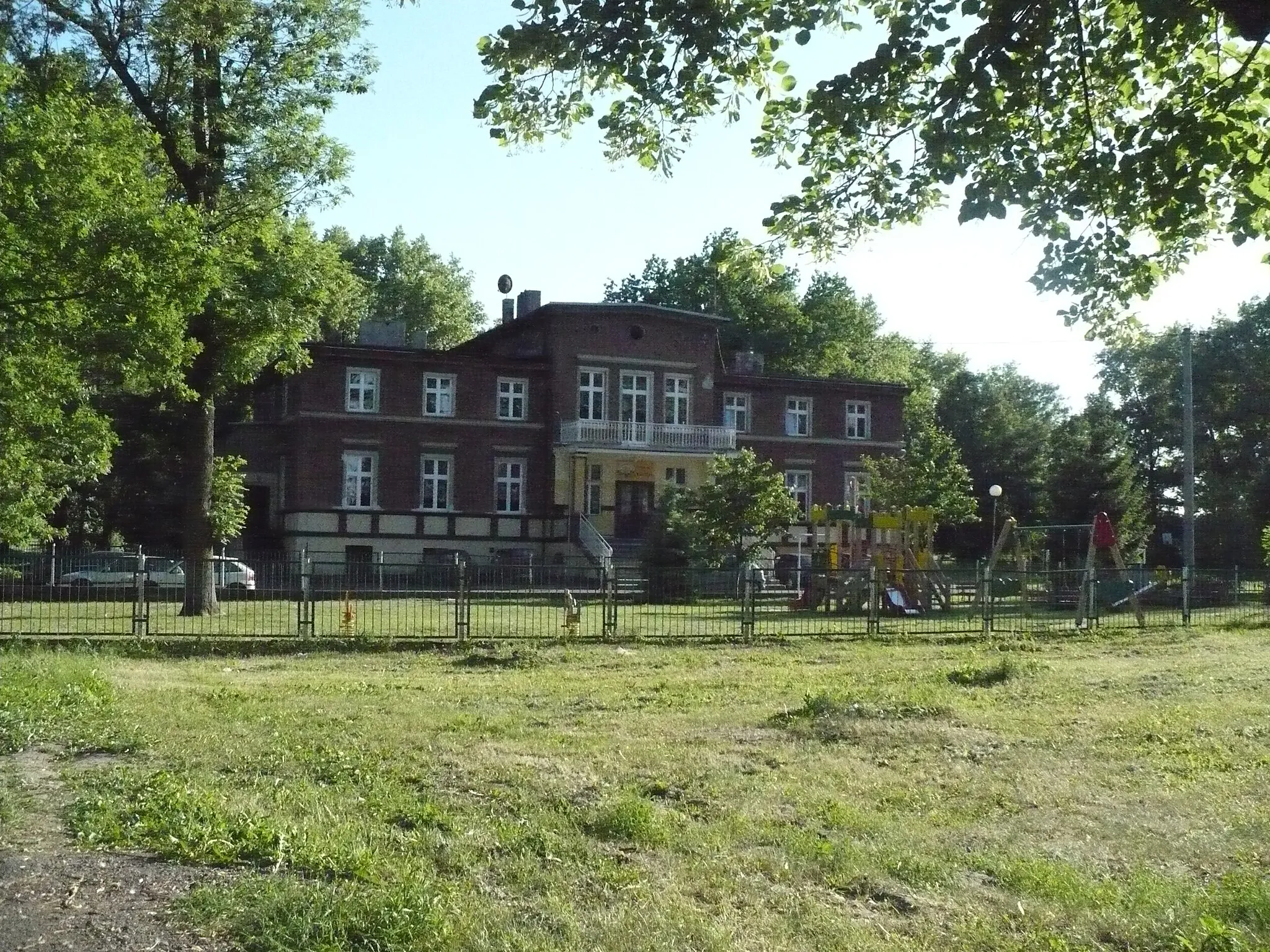 Photo showing: Kindergarten "Polne Kwiatki" in Gutowo Małe seen in front
