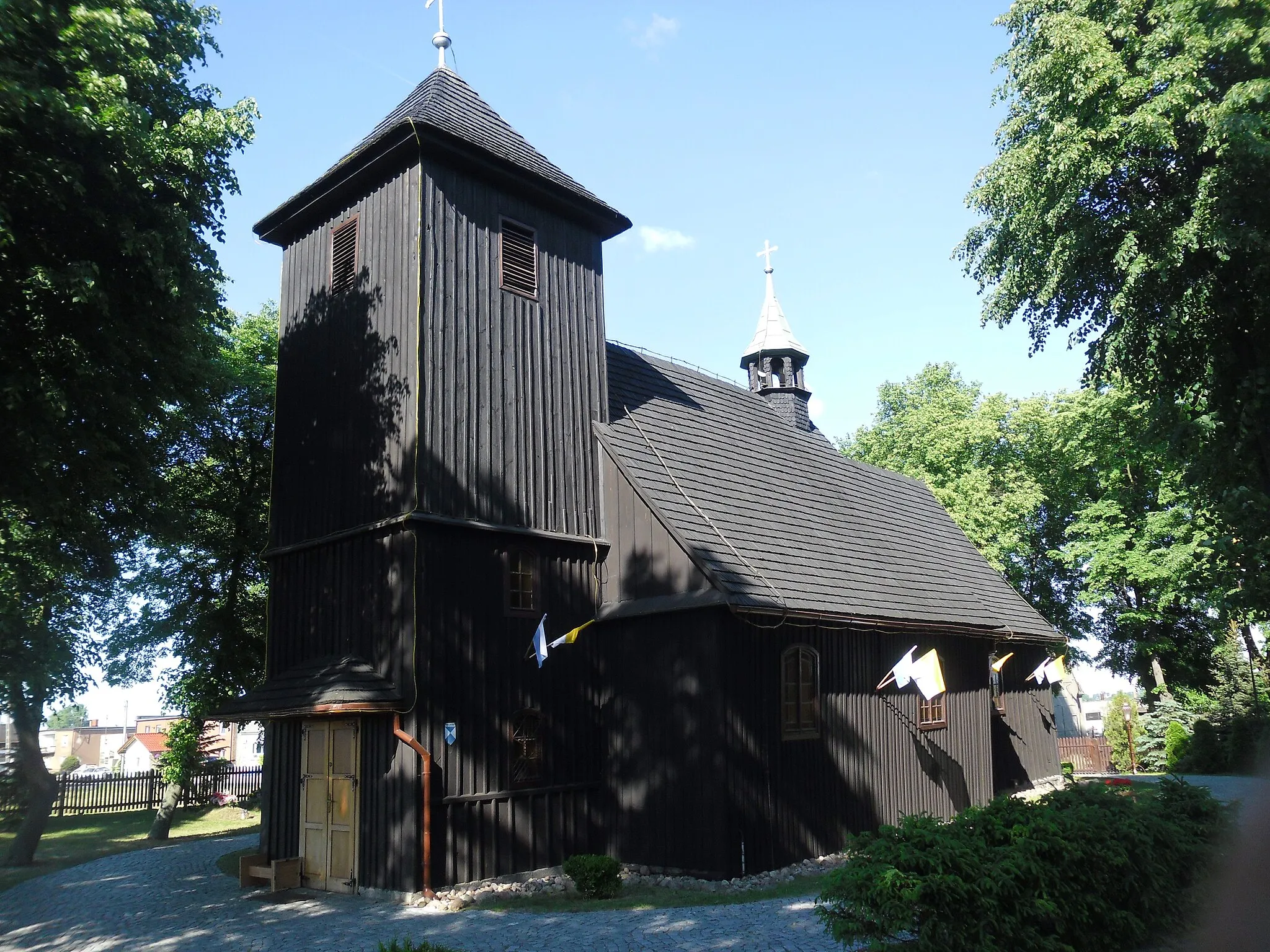 Photo showing: Church of Sts. Michael in Grzybowo (Wielkopolska). The roof is covered with shingles, the view from the entrance.