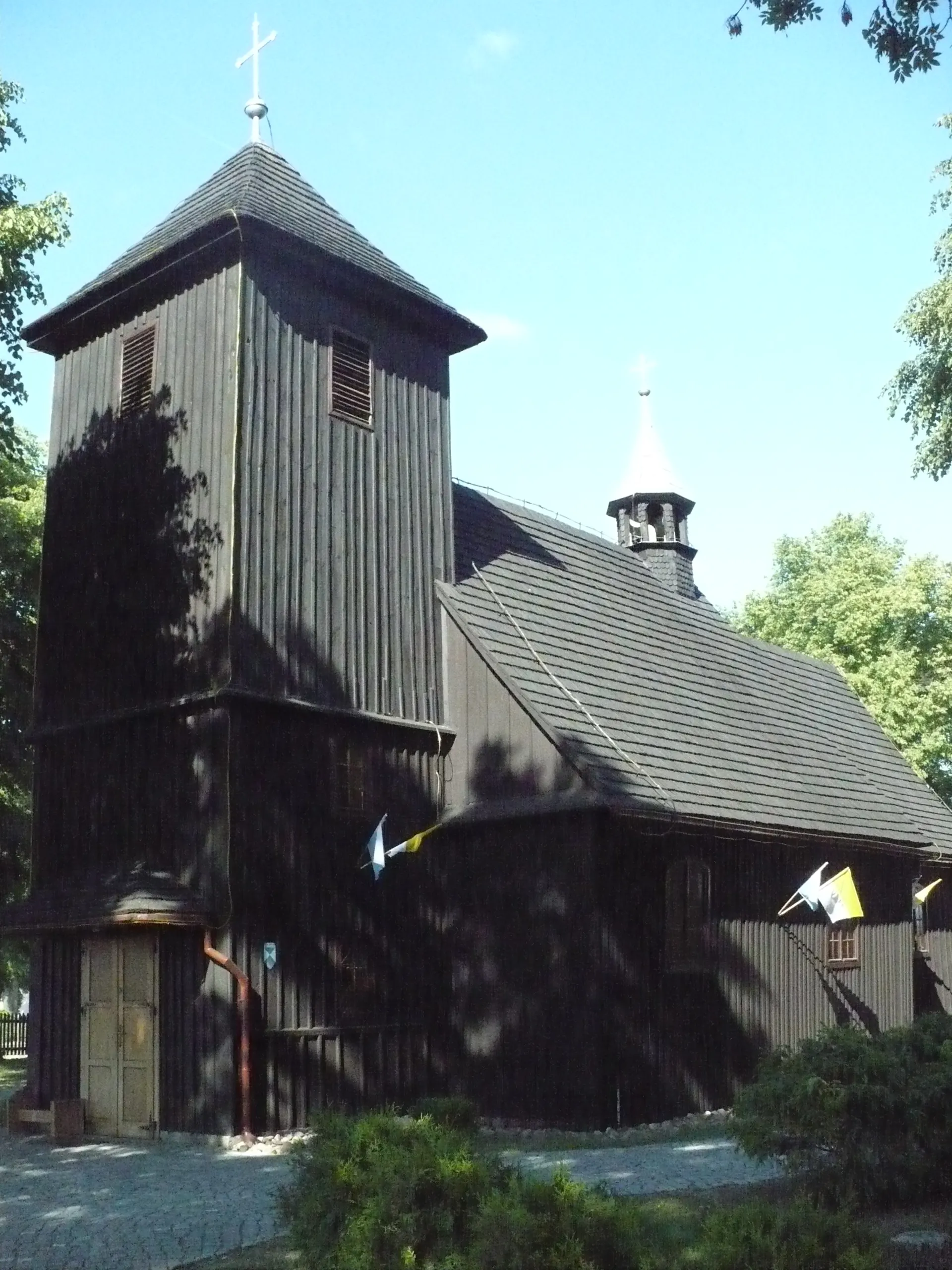 Photo showing: Photo of St. Michael inGrzybowo (Wielkopolska). The roof is covered with shingles, the view from the entrance.