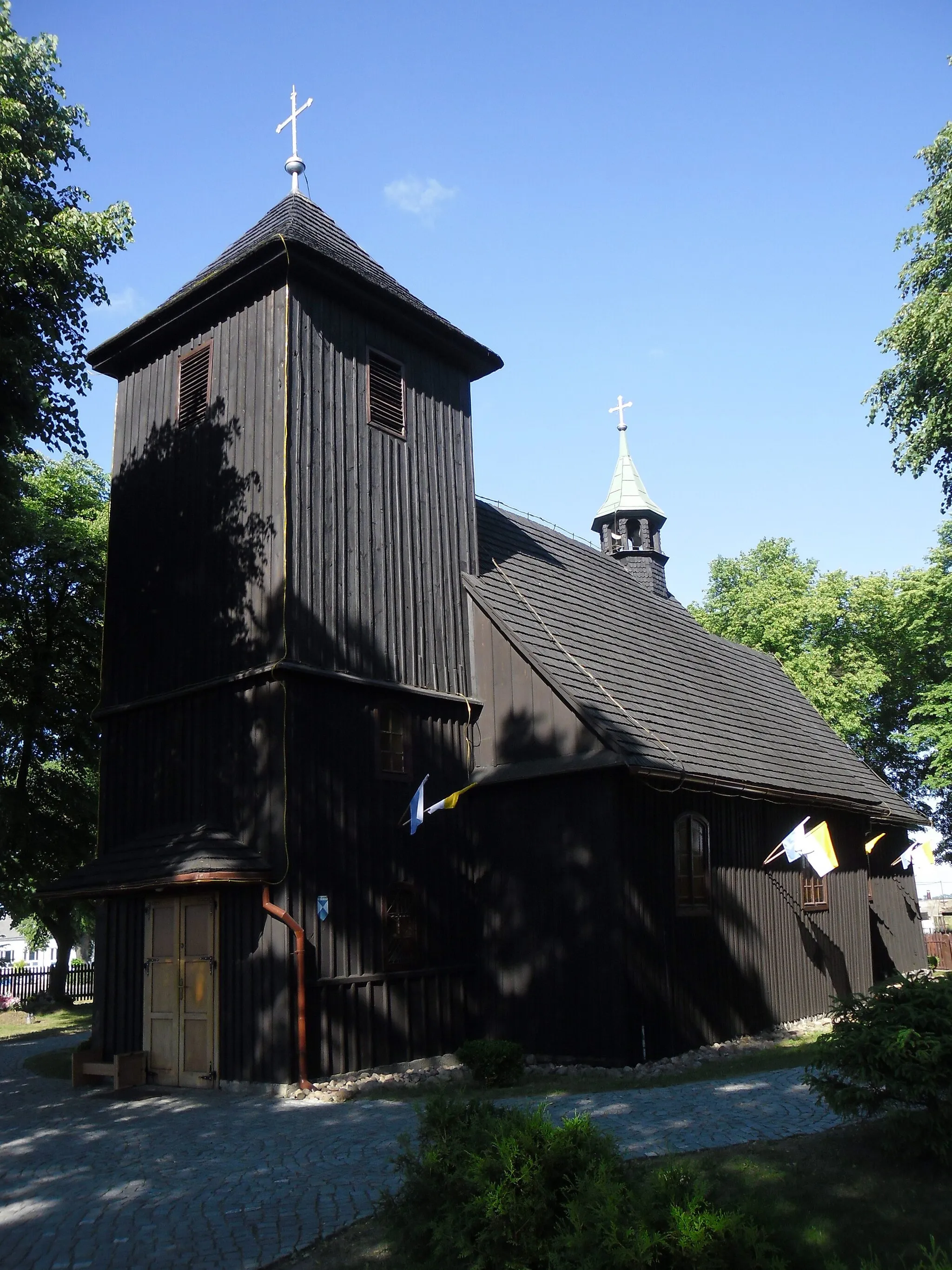 Photo showing: Photo of St. Michael inGrzybowo (Wielkopolska). The roof is covered with shingles, the view from the entrance.