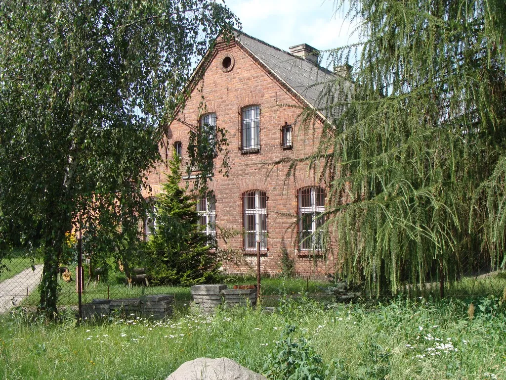 Photo showing: Grodzewo, former school.