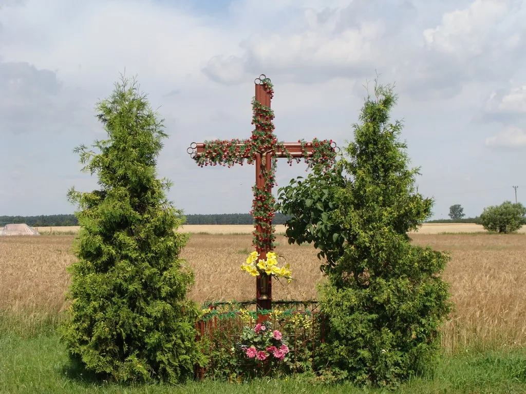 Photo showing: Grodzewo, roadside shrine.