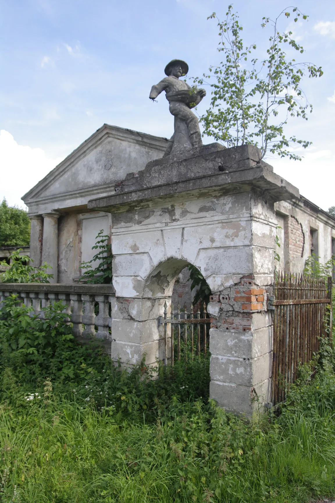 Photo showing: Front view of the Palace