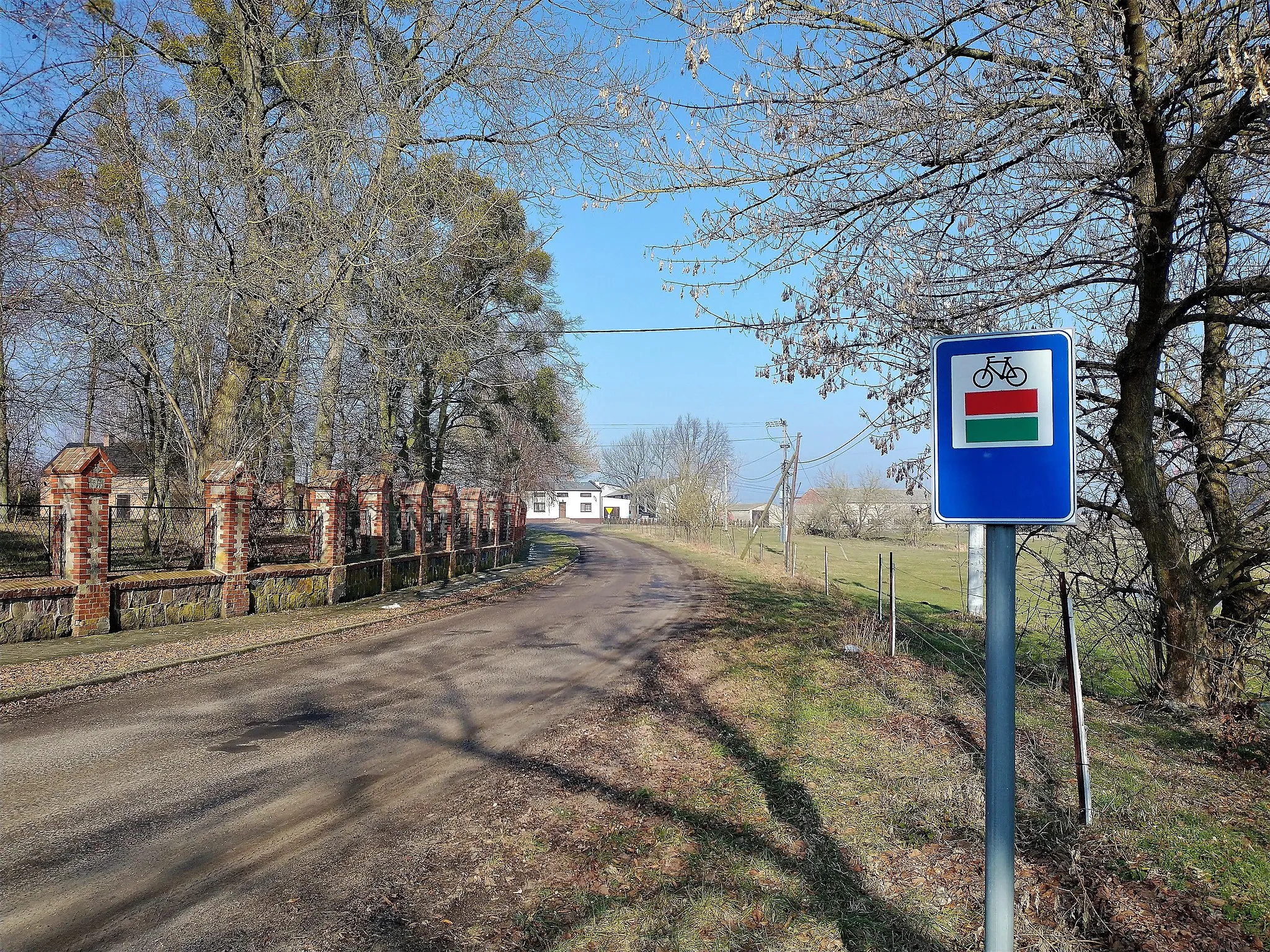 Photo showing: Graboszewo - rejon kościoła. Szlak rowerowy.