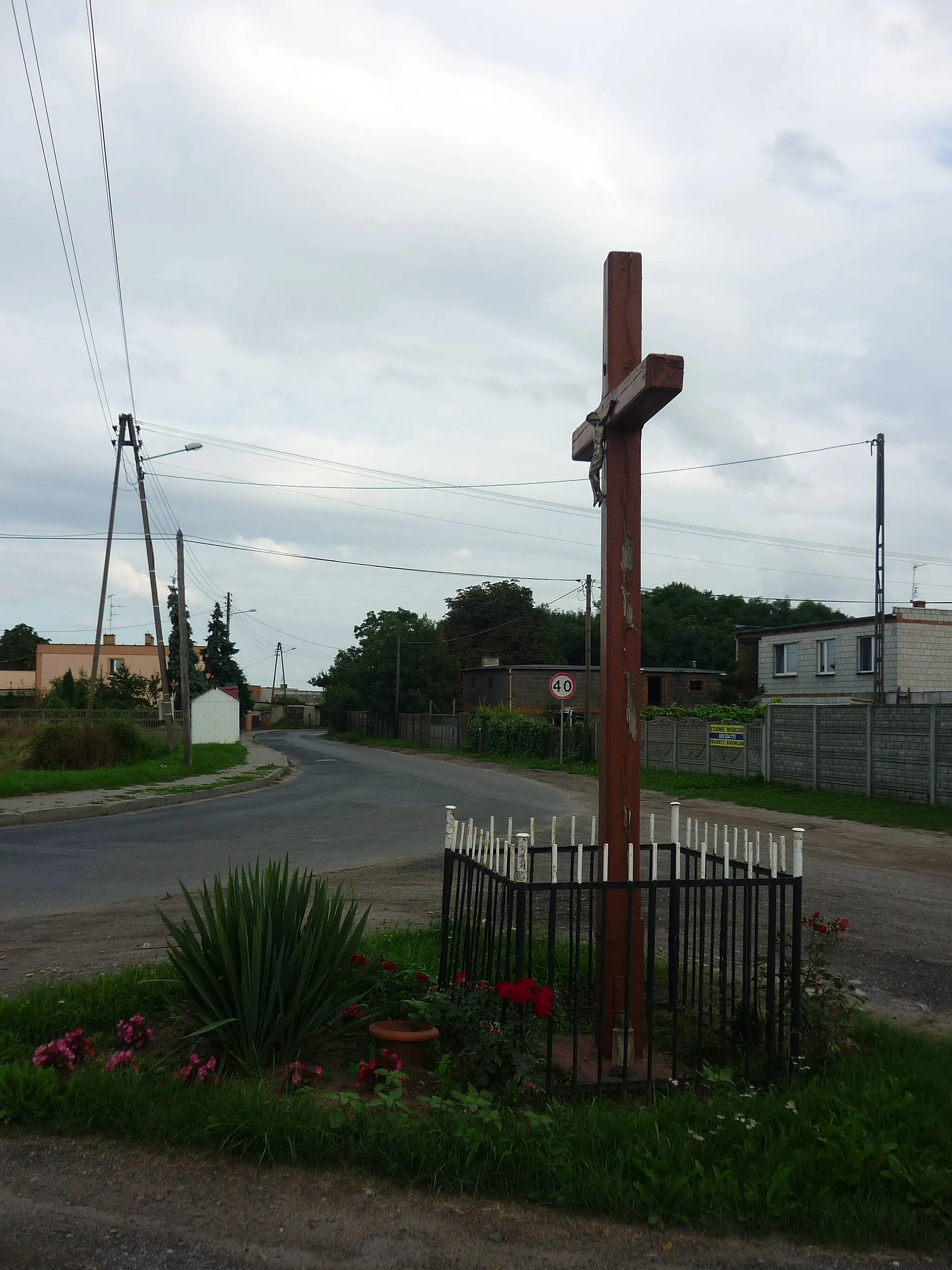 Photo showing: Garby - krzyż w centrum wsi, w tle droga wojewódzka nr 433