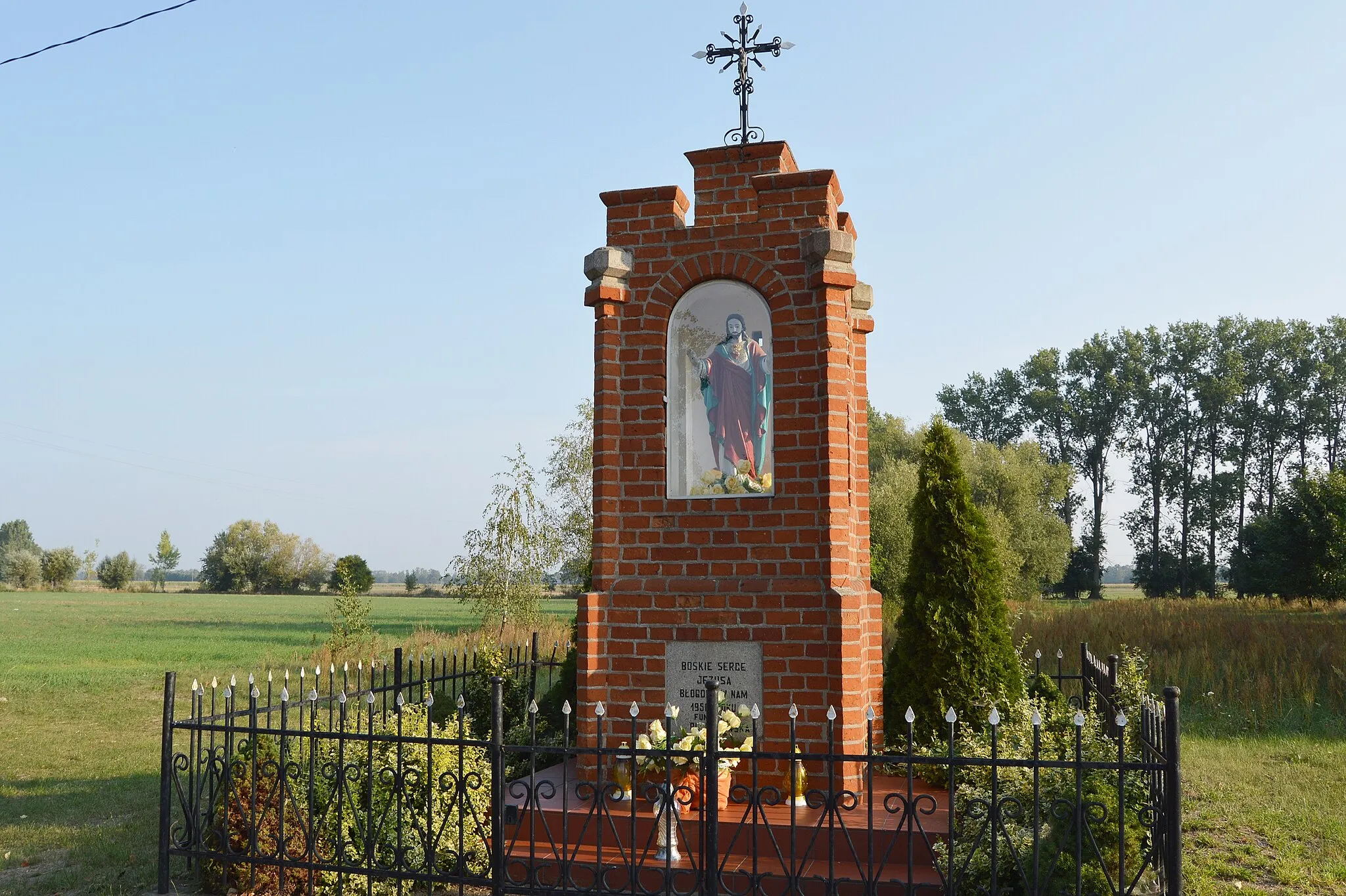 Photo showing: przydrożna kapliczka ku czci Najświętszego Serca Jezusowego w Dzierawach (gmina Koło)
