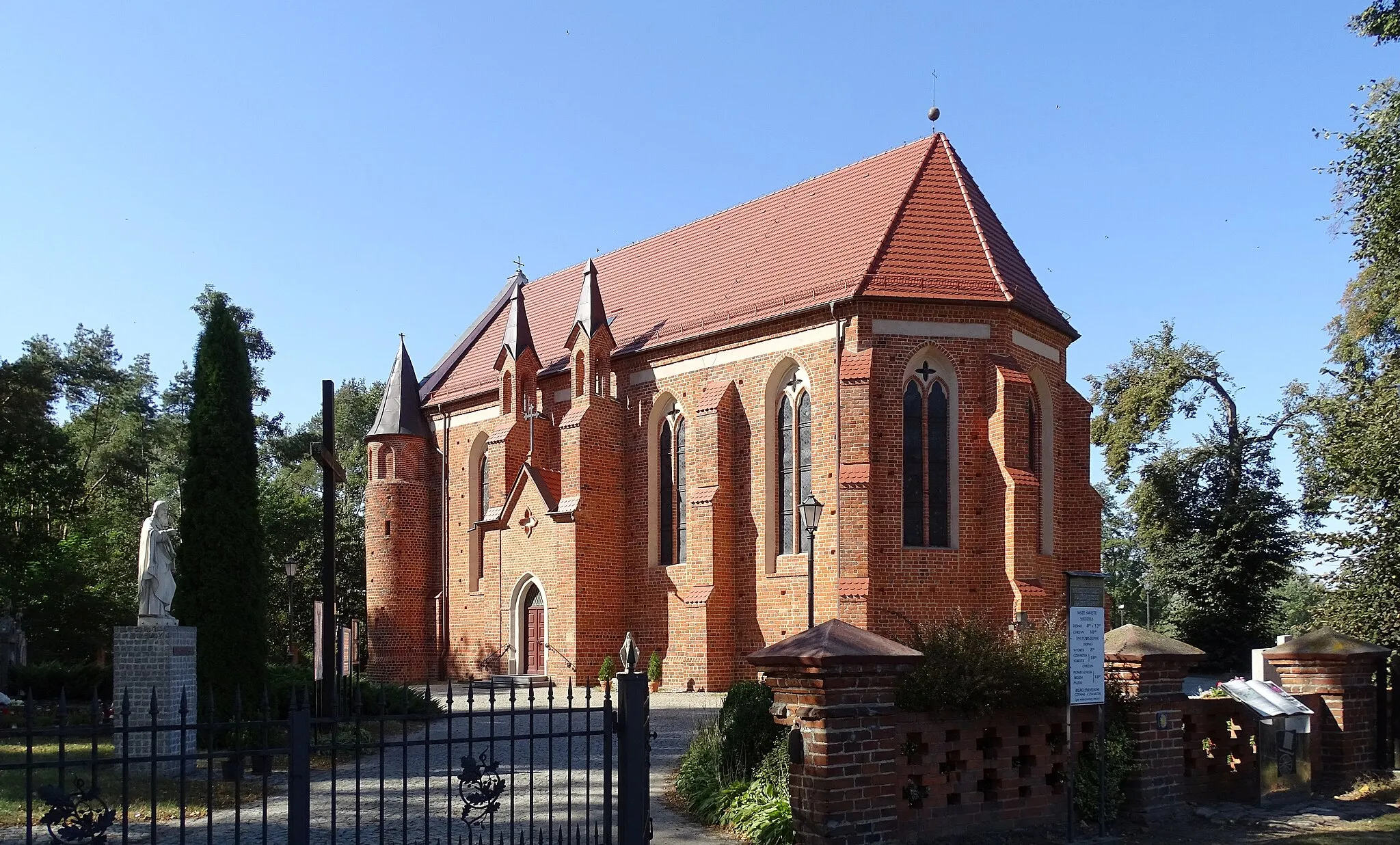 Photo showing: Dębno, Gmina Nowe Miasto nad Wartą, within Środa Wielkopolska County, Greater Poland, Poland. Virgin Mary parish church. Erected in 1447.