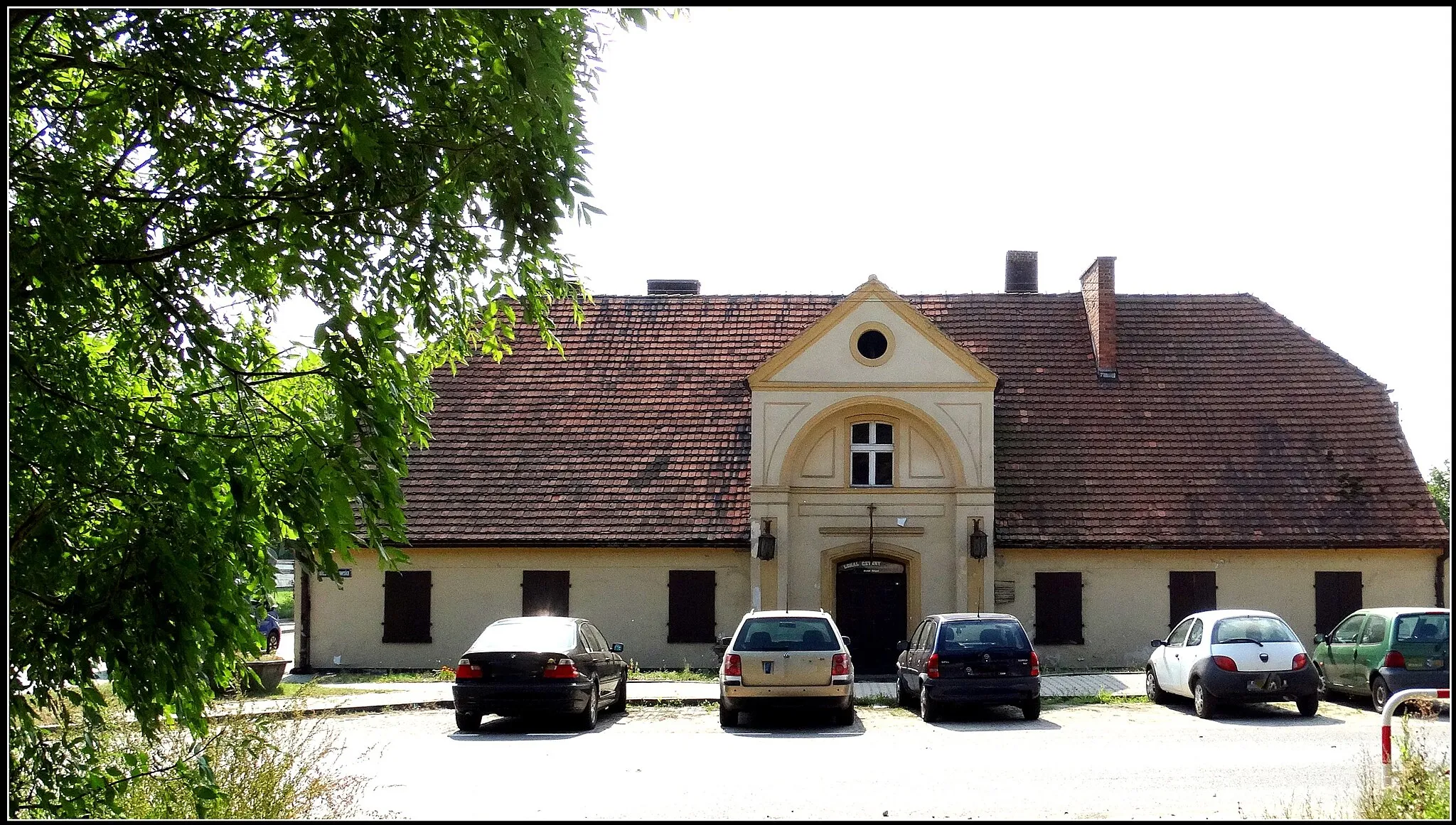 Photo showing: Chach, inn, early. XIX (inn in late-Classicist style. The elevation. Front, the north.) Gm. Śmigiel / pow. kościański / province. Greater