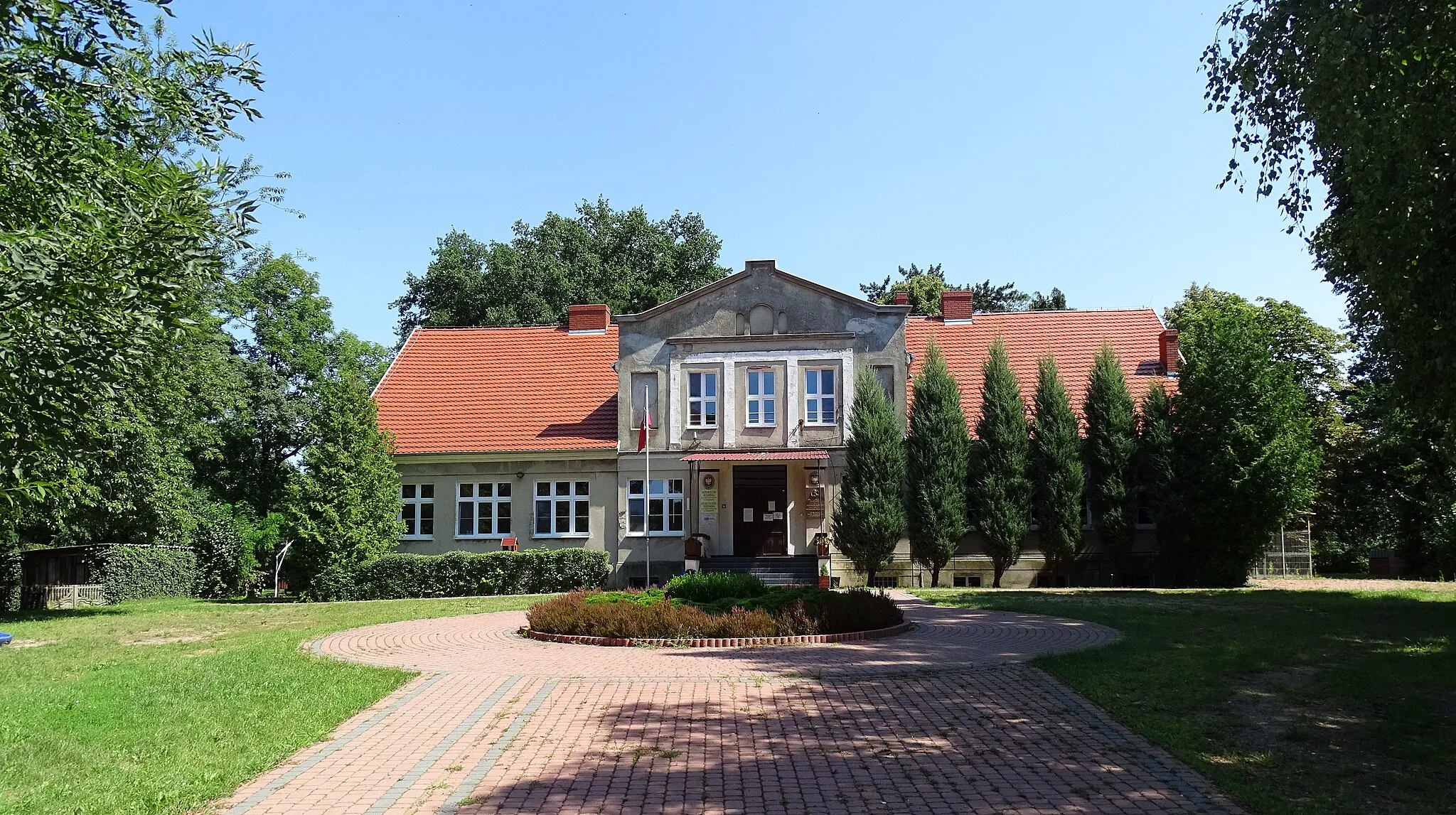 Photo showing: Chrząstowo, Śrem county, Greater Poland. The manor from the mid of the 19th century. Currently used as a school.