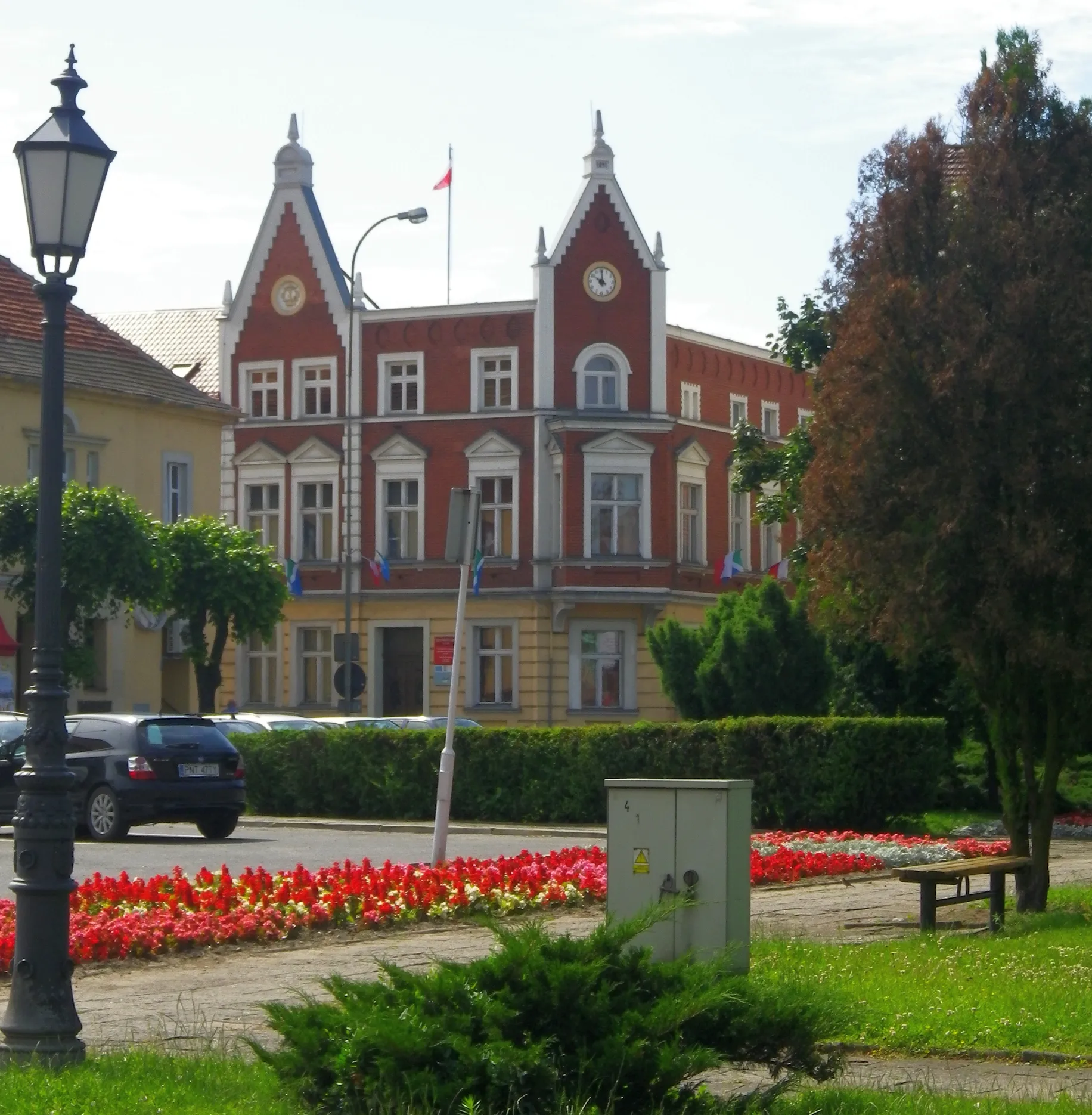 Photo showing: Town Hall in Buk (Poland, Greater Poland Voivodeship), build in 1897, viewed from NW direction. In the corner visible also Plac Przemysława 24 residential building, cultural heritage monument