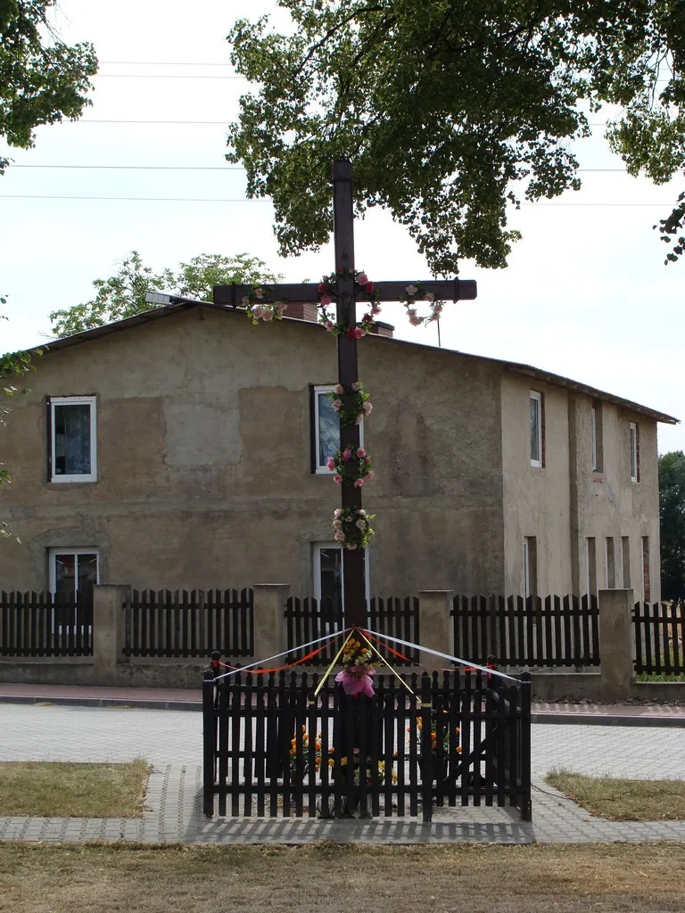 Photo showing: Bodzyniewo - Krzyż w centrum wsi