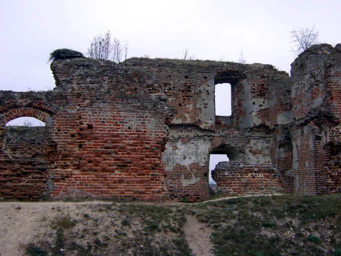 Photo showing: ruiny zamku w Besiekierach, pow. łęczycki