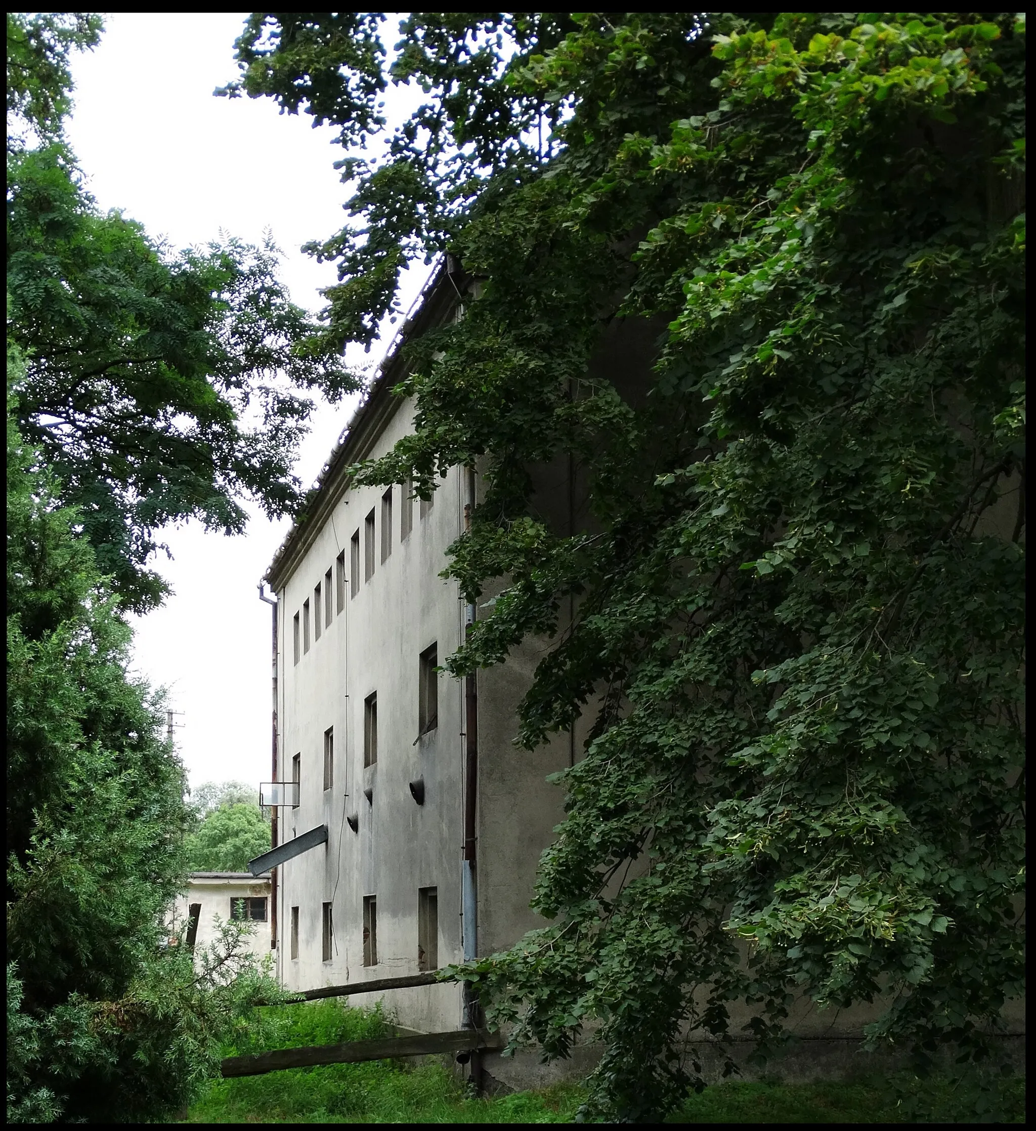 Photo showing: Farm buildings from the late nineteenth century, the three-storey granary. / Gm.Przemęt / pow. wolsztyński / province. Greater