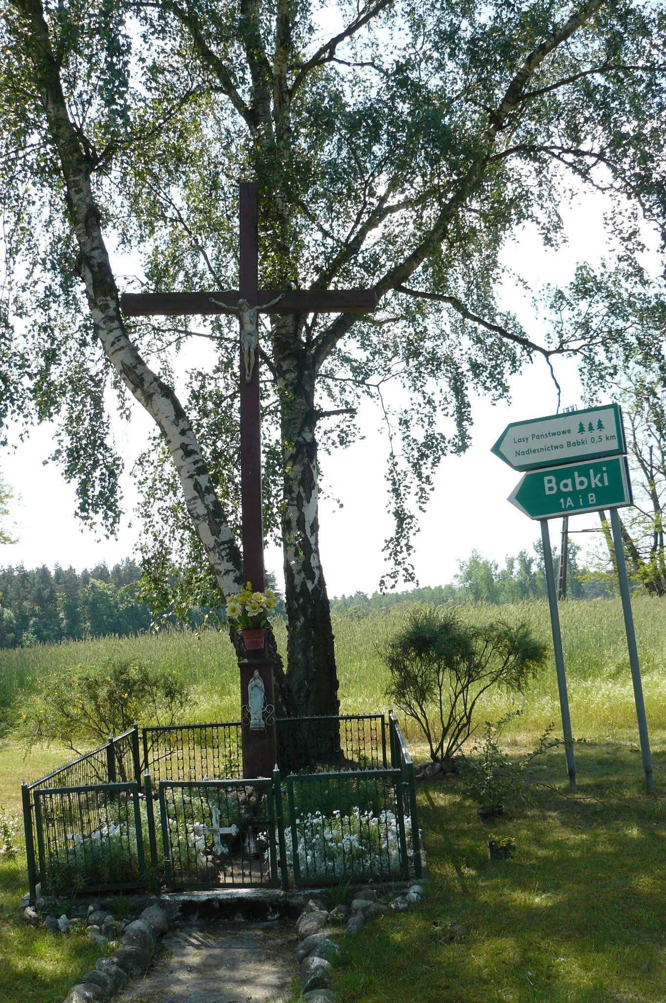 Photo showing: Babki. Krzyż i drogowskazy.