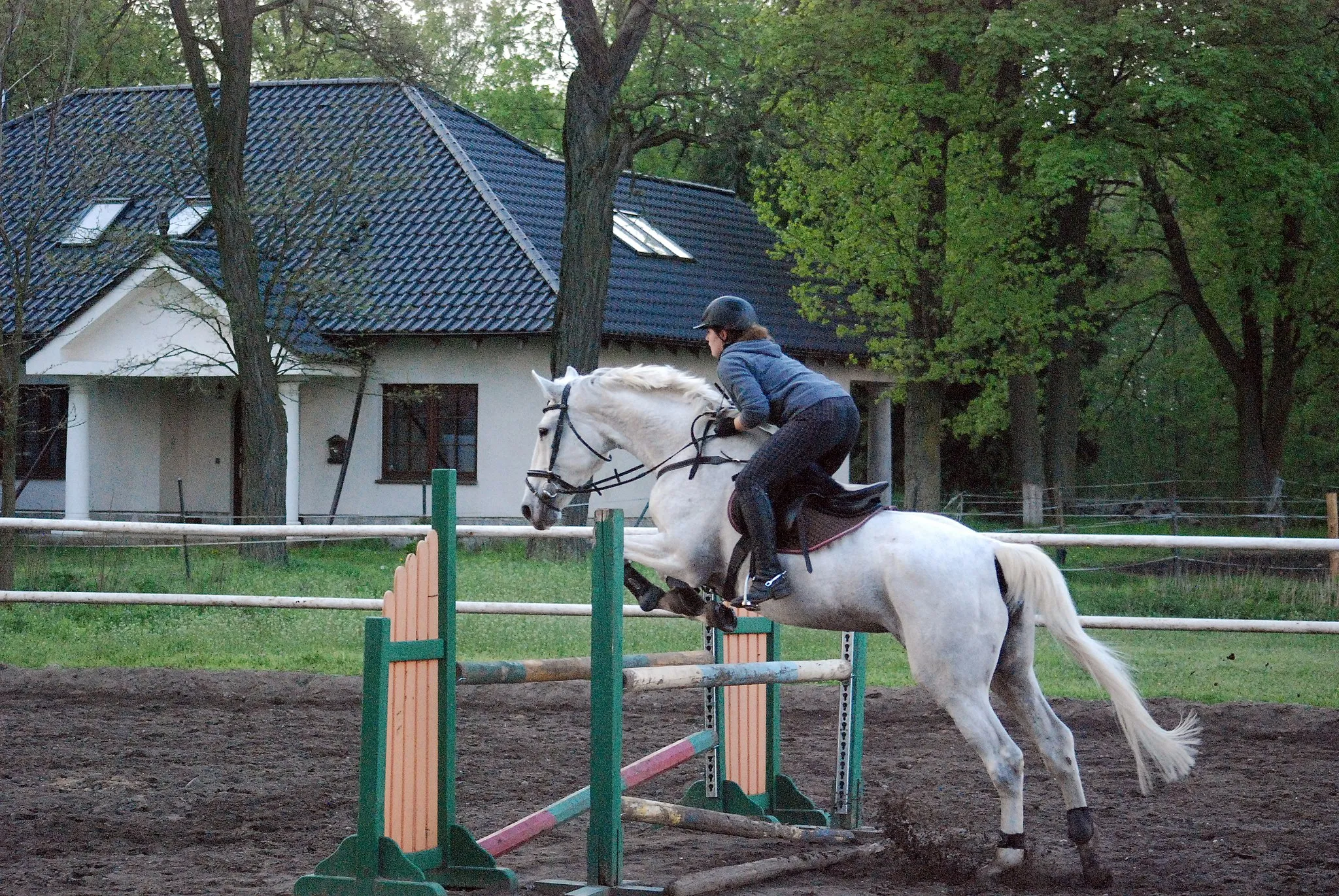 Photo showing: Dawny folwark dworski - obecnie ośrodek jazdy konnej z licencjonowanym Klubem Jeździeckim
