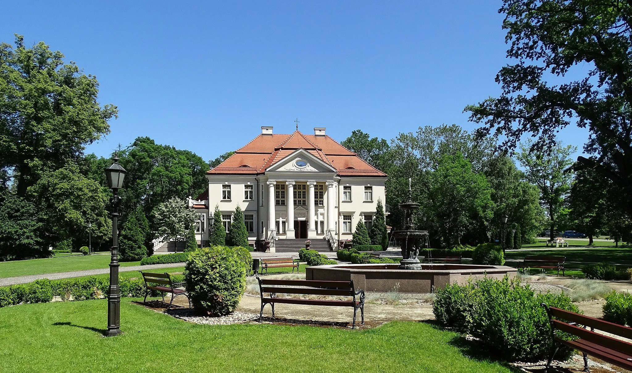 Photo showing: Tłokinia Kościelna, Gmina Opatówek, within Kalisz County, Greater Poland Voivodeship, Poland. The manor house, built in the 1915-1916.