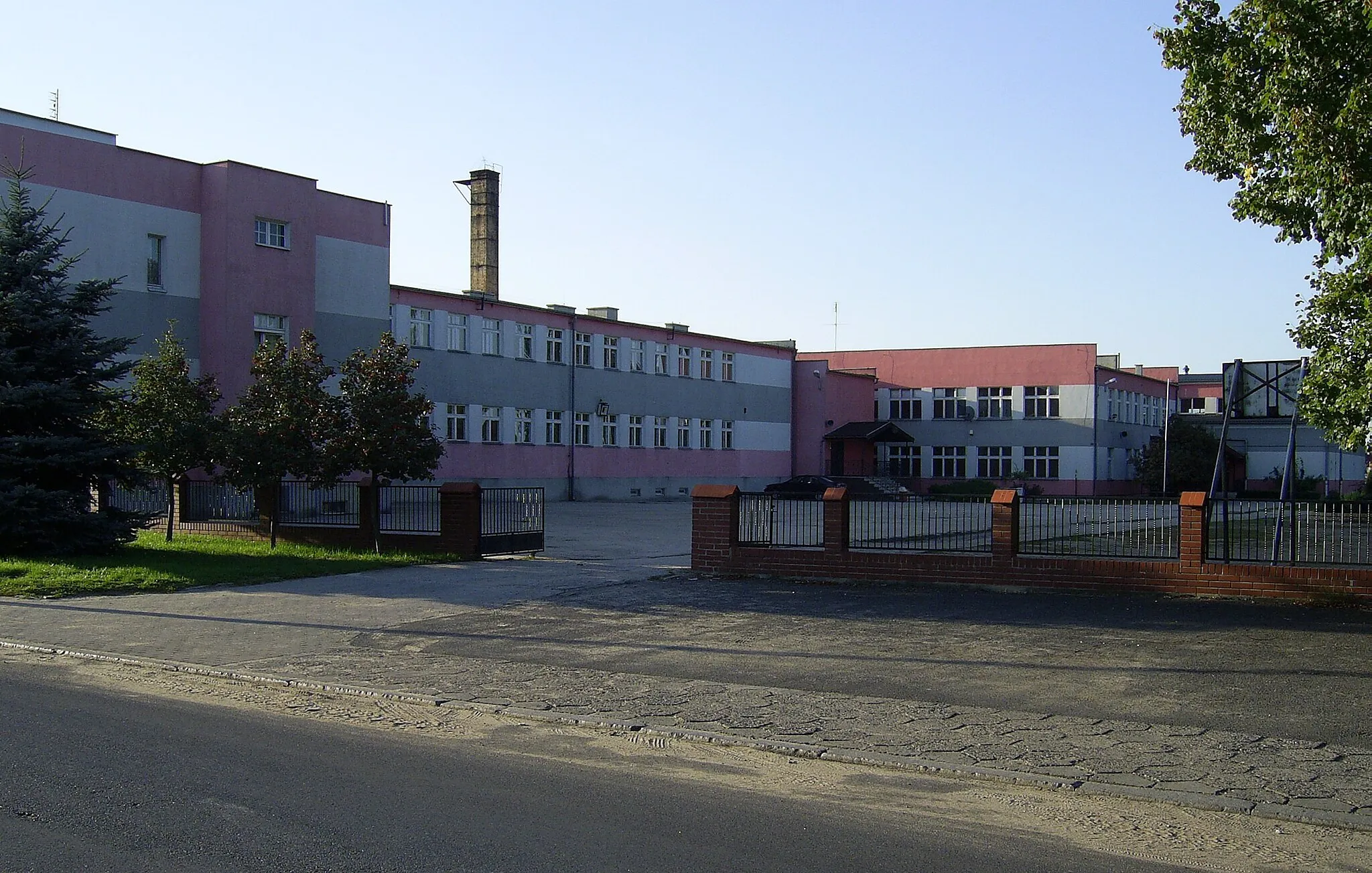 Photo showing: Zespól Szkól - Szkoła Podstawowa i Gymnazjum im Marii Skłodowskiej-Curie w Swieciechowie ul. Szkolna 15.