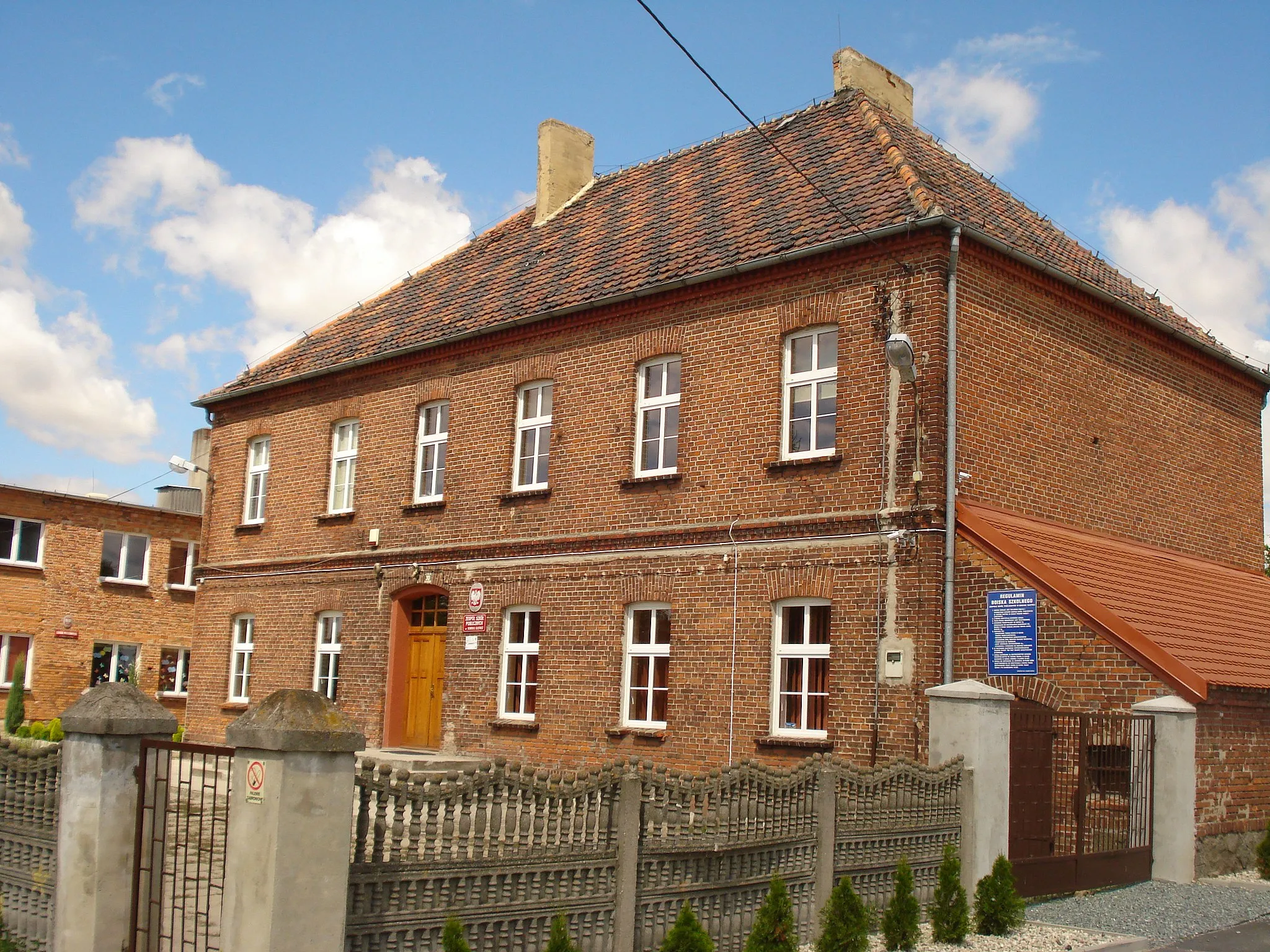 Photo showing: Budynek zespołów szkół podstawowych w Sowinie Błotnej