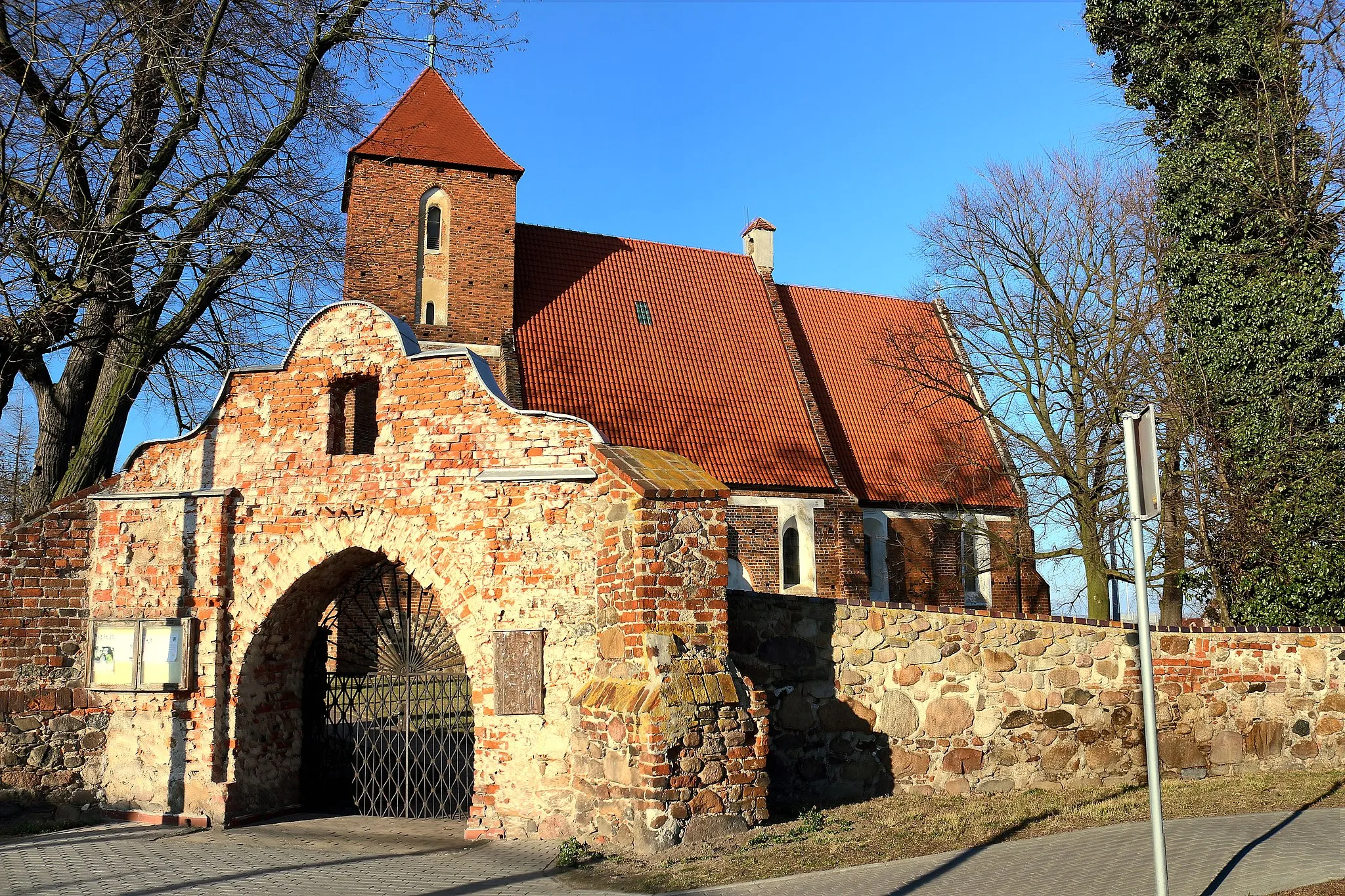 Photo showing: Wschowa, Przyczyna Górna. Kościół św. Jerzego (Rote Kirche)
