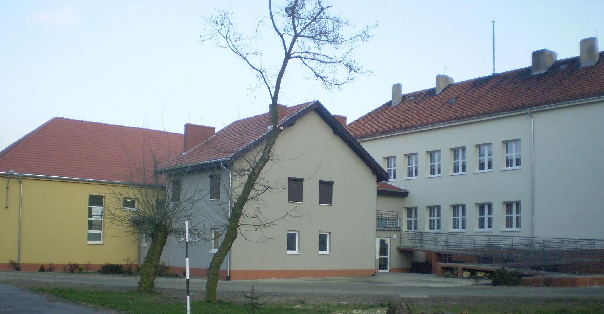 Photo showing: widok od boiska na Centrum_Oświatowo-Kulturalne im. Jana Heweliusza w Potarzycy