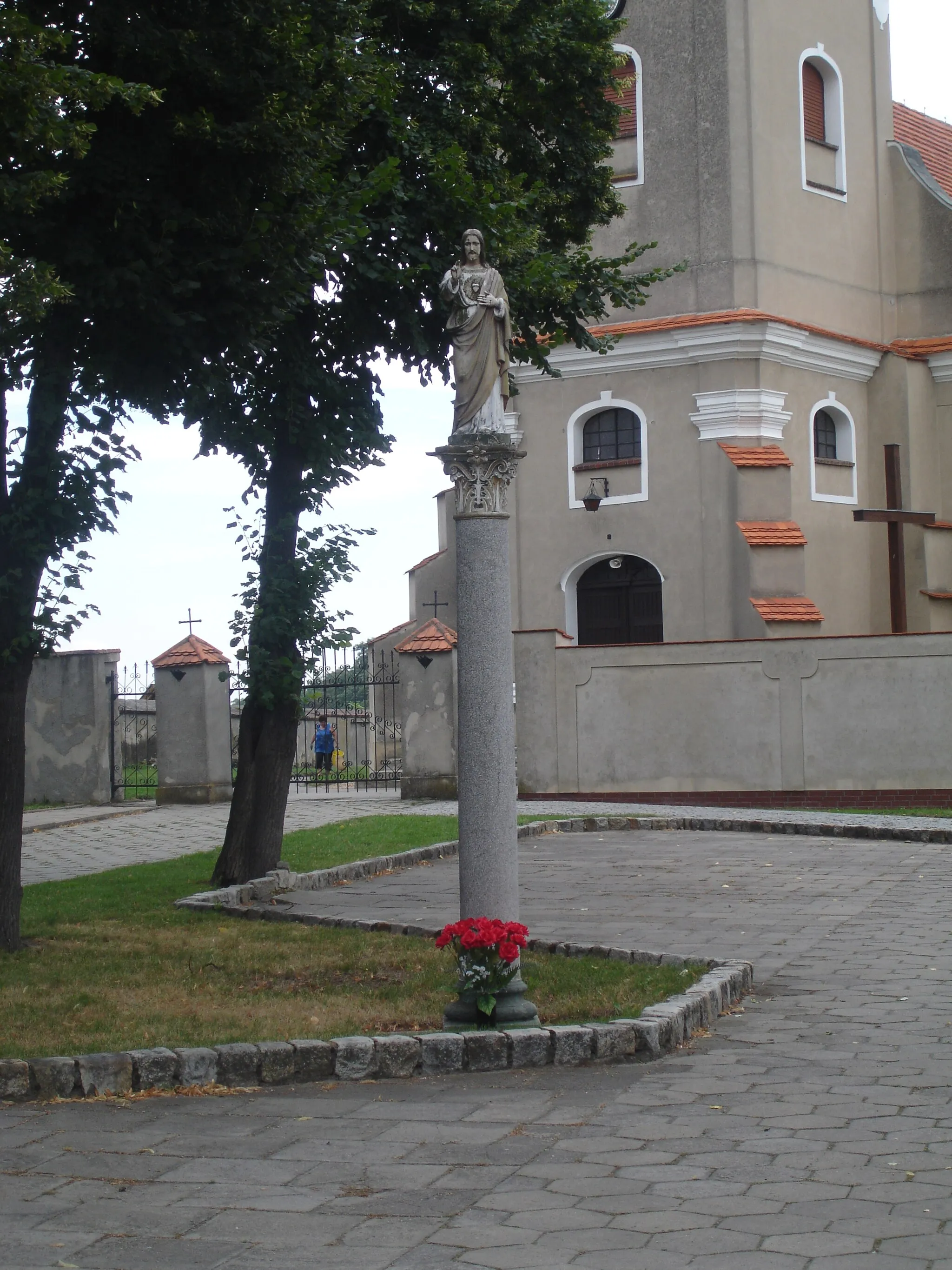 Photo showing: Figura Najświętszego Serca Pana Jezusa w Pawłowicach przy kosciele parafialnym p.w. MB Śnieżnej