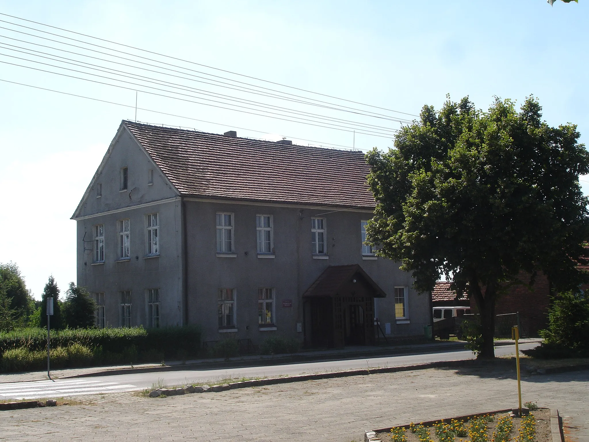 Photo showing: Dawny budynek szkolny w Pawłowicach, obecnie siedziba biblioteki i Izby Regionalnej