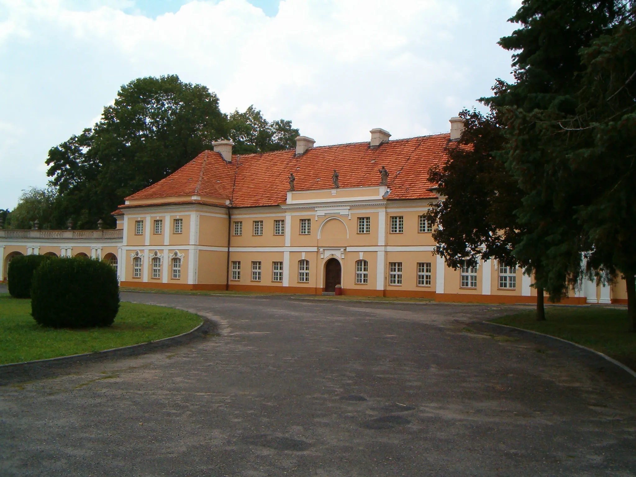 Photo showing: Wing of the palace in Pawlowice, Poland