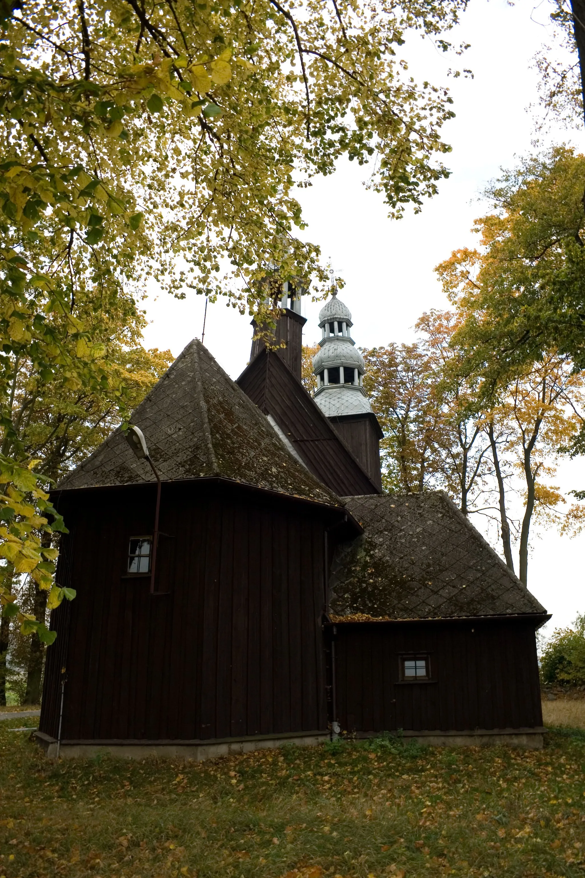 Photo showing: Drewniany kościół filialny pw. Narodzenia NMP z 1746 r. we wsi Myślniew (zabytek nr rejestr. 459/Wlkp/A)