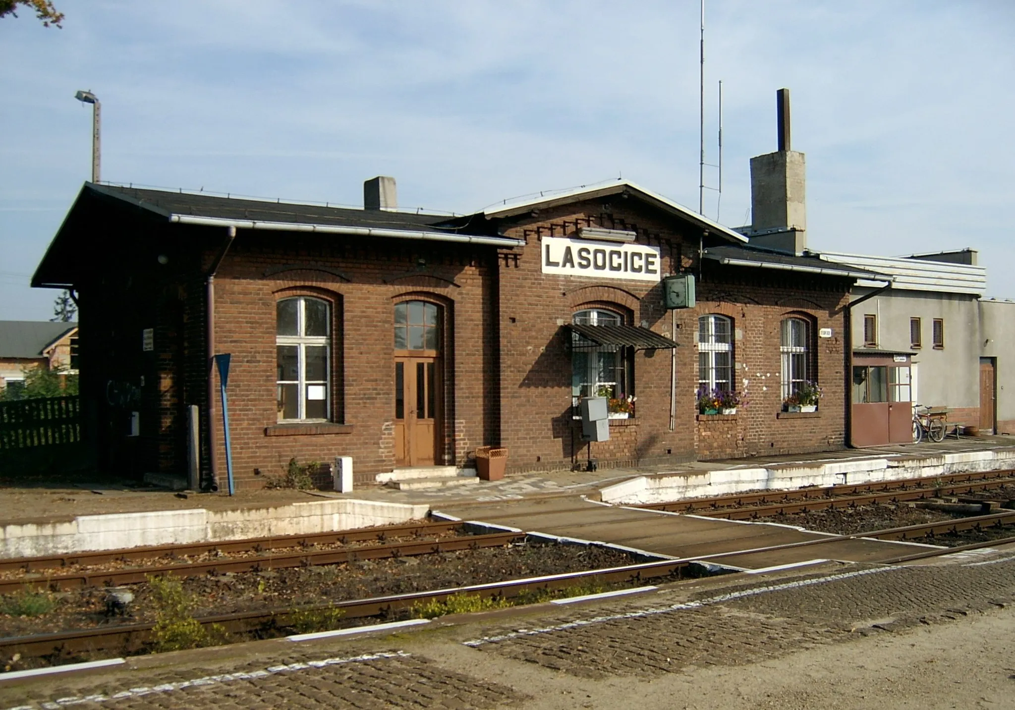 Photo showing: Stacja kolejowa w Lasocicach.