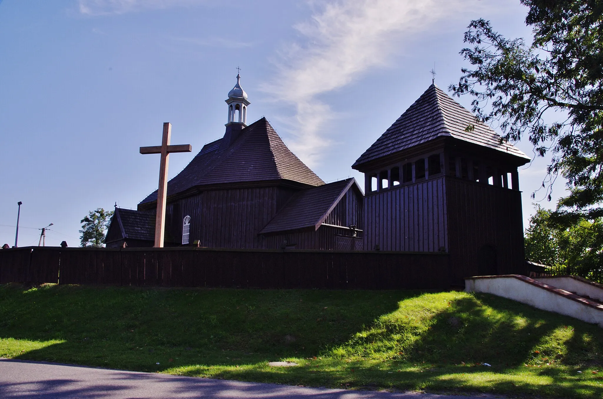 Photo showing: Kucharki 42 - drewniany kościół pw. Świętej Trójcy z 1754 r., dzwonnica drewniana z XVIII w. (zabytek nr kl.IV-73/57/54)