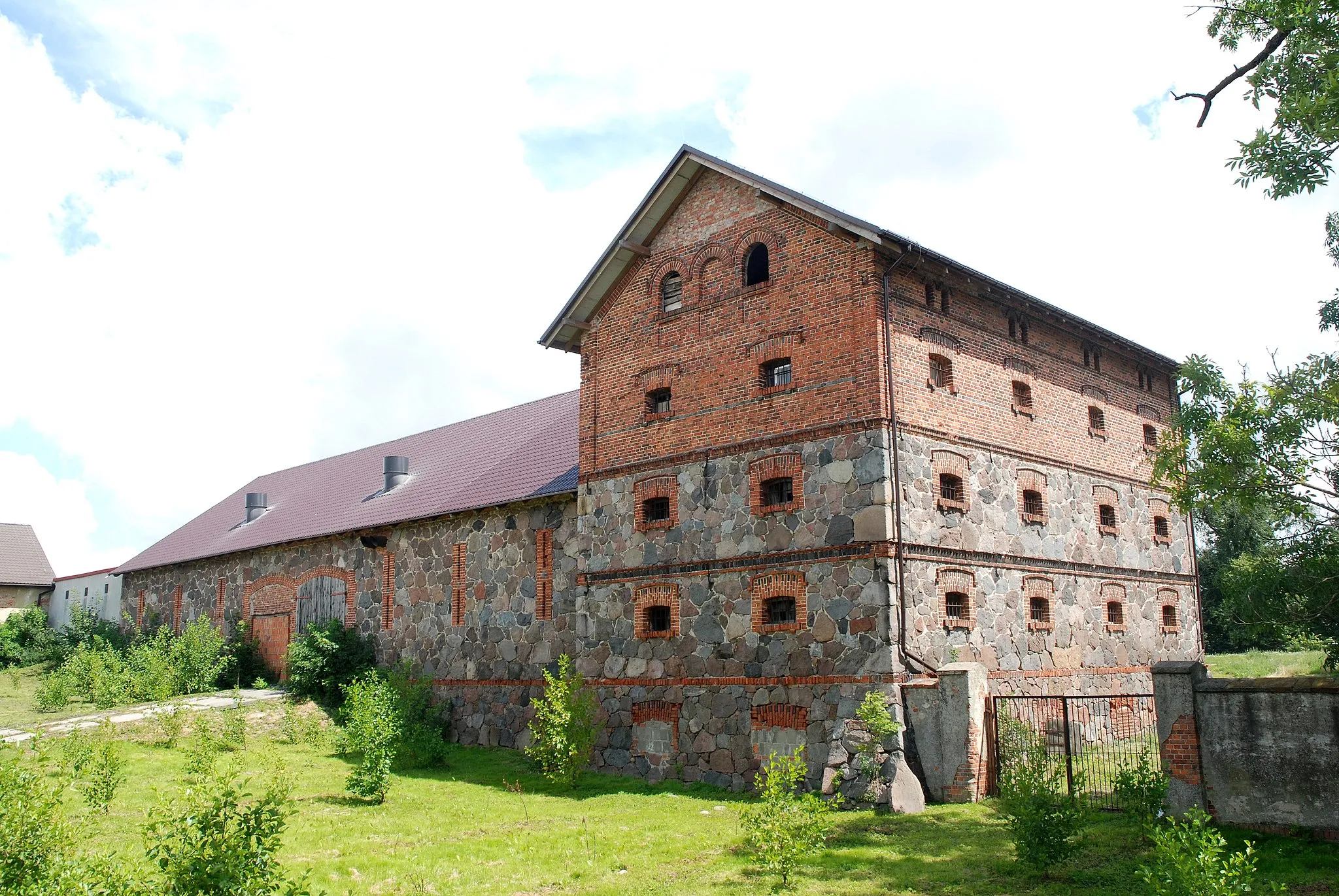 Photo showing: Koszkowo - zespół folwarczny z XIX w.: spichlerz (zabytek nr 1305/A)