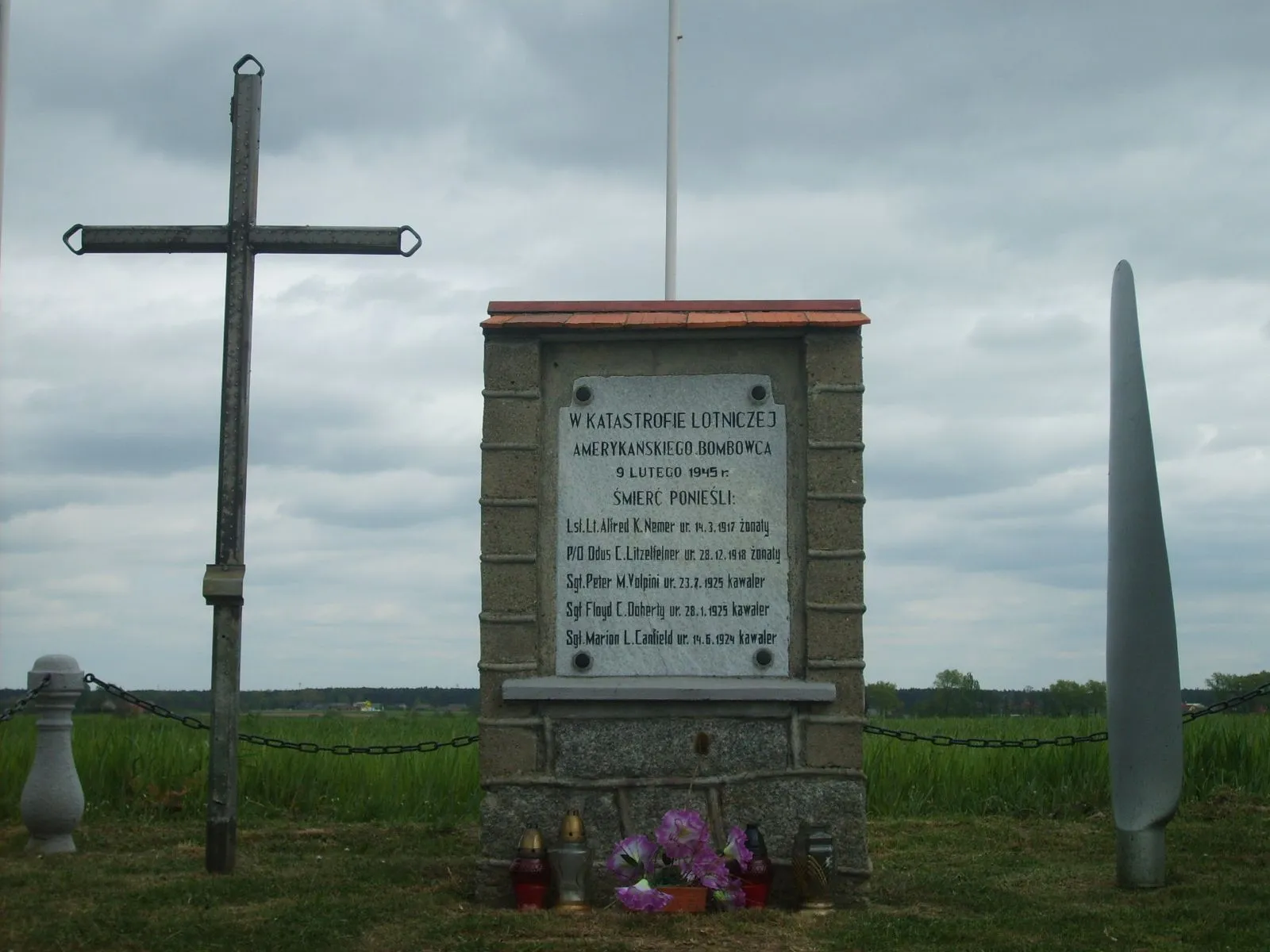 Photo showing: Place of death of american soliders in 1945 near village Jaraczewo in Poland, in Greater Poland Voivodeship