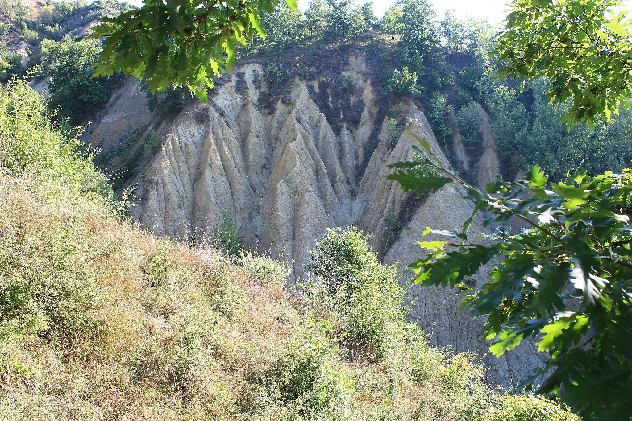 Photo showing: Prlovi kod Novog Pazara predstavlja prirodnu jarugu interesantnih padina razvijenih na stenama vulkanskog porekla.
