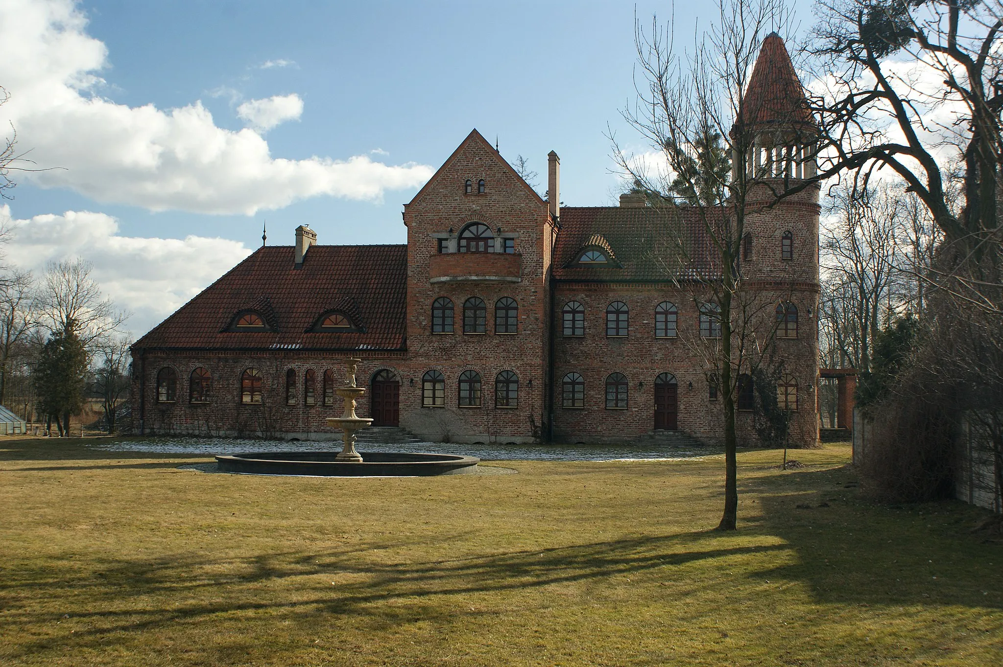 Photo showing: Gutów - zespół dworski: eklektyczny dwór z Mendelsohnów z 1895 r obecnie zrewitalizowany (zabytek nr 506/A i 1733/A z 30.04.1975)