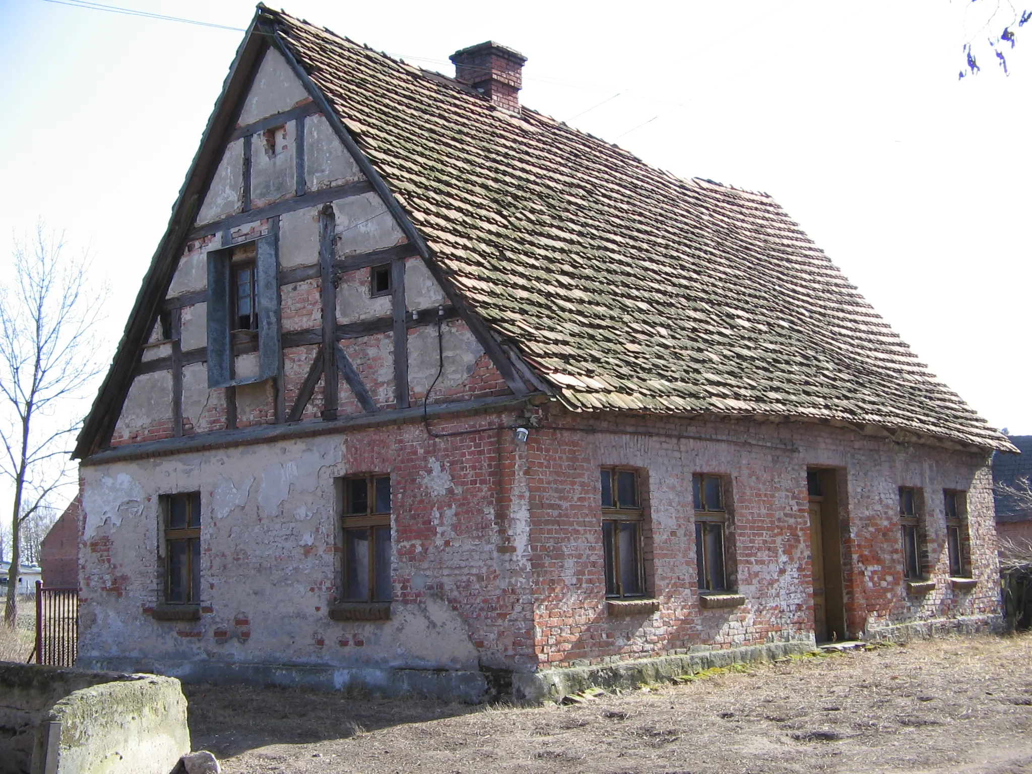 Photo showing: Jeden z najstarszych domów w Dziuplinie. Niegdyś siedziba zarządcy folwarku a następnie leśniczówka