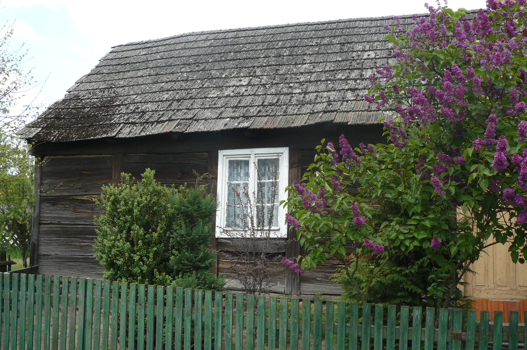 Photo showing: Chwaliszew. Stara zabudowa drewniana.