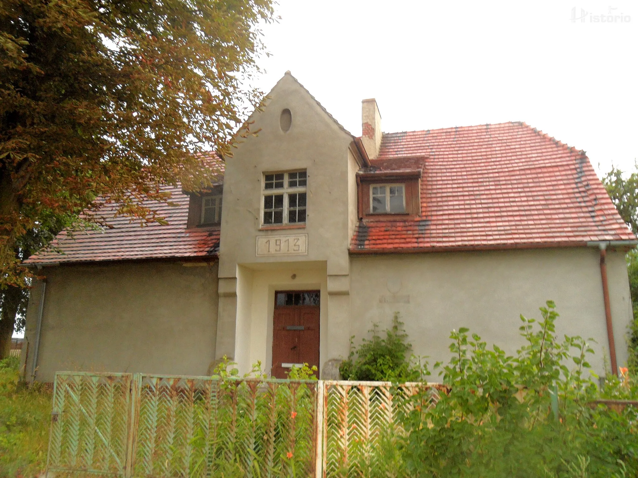 Photo showing: Chojęcin - budynek dawnej szkoły podstawowej.