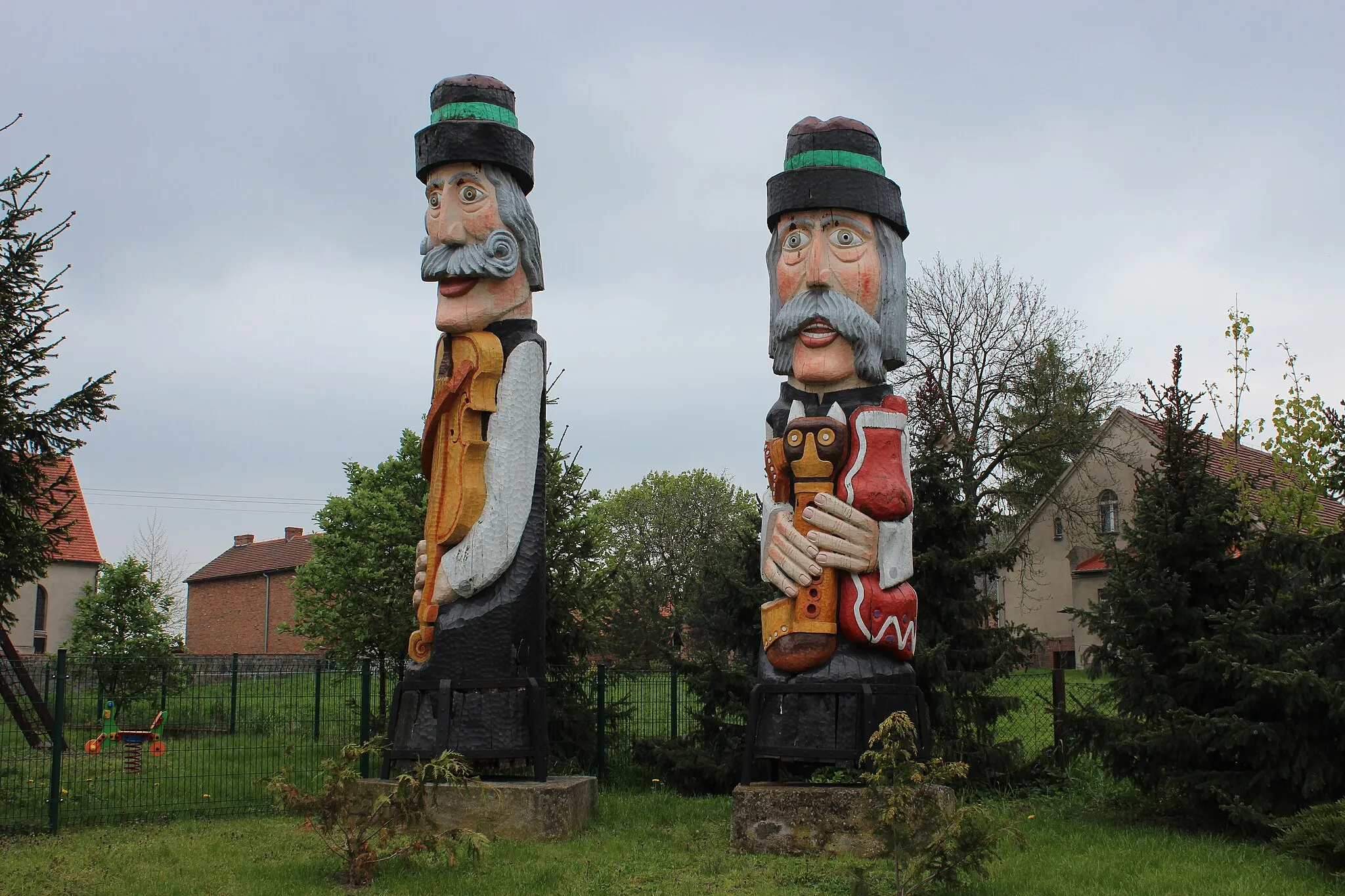 Photo showing: Bukówiec Górny, folk sculptures