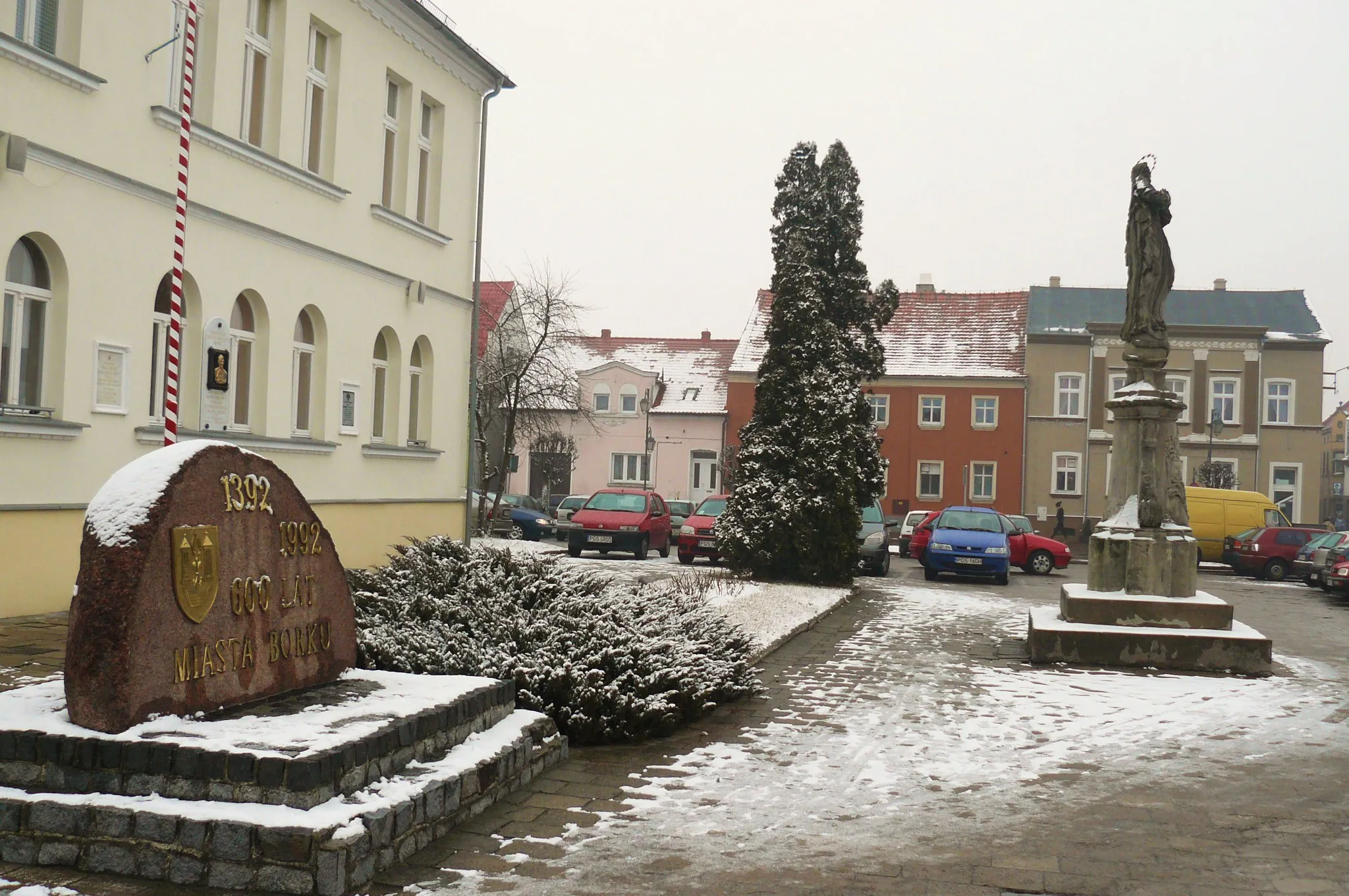 Photo showing: Borek Wlkp. Market squares, city hall and monuments.