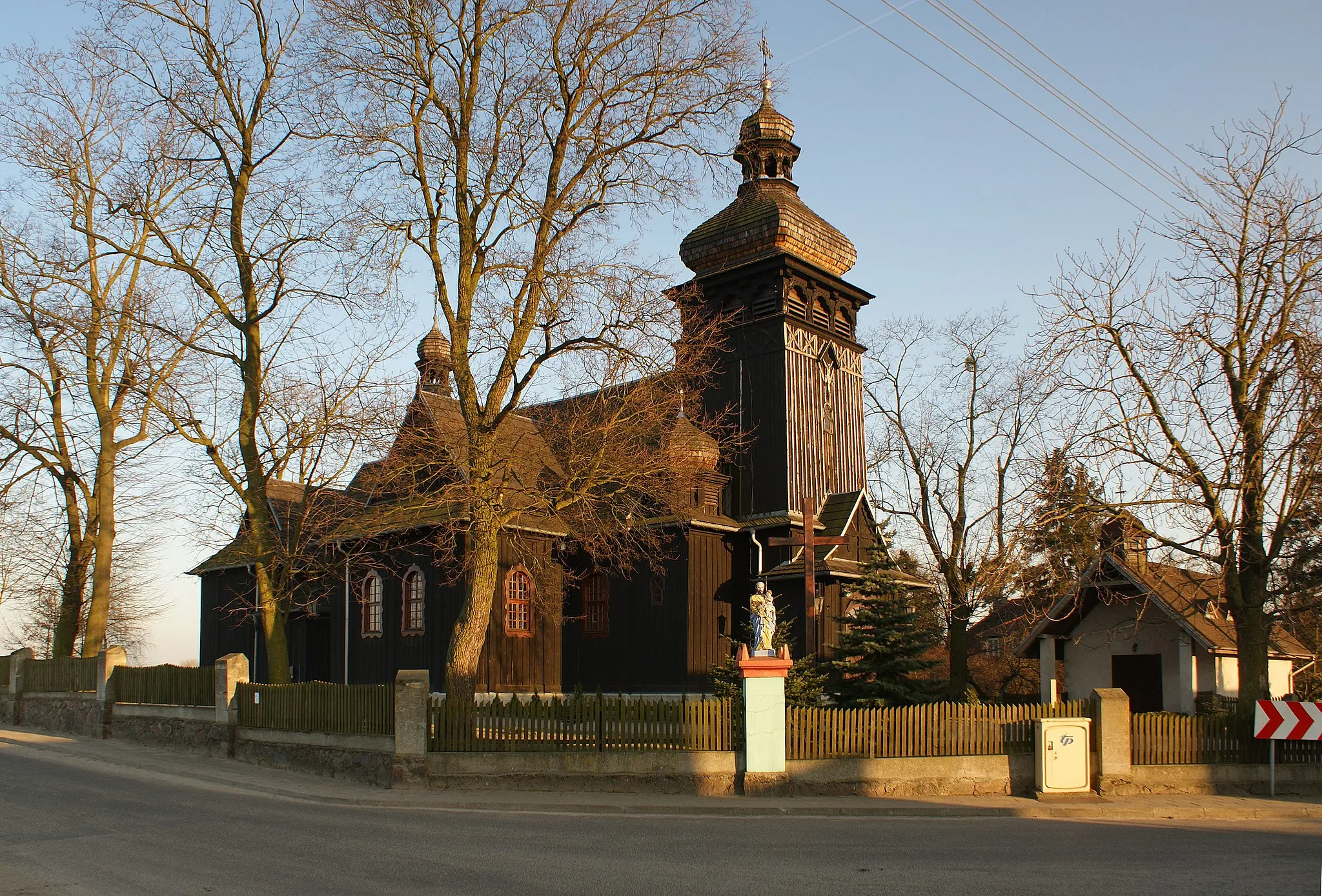 Photo showing: Biskupice Ołoboczne - drewniany kościół parafialny pw. św. Bartłomieja z 1726 r., 1919-24 (zabytek nr 908/A)