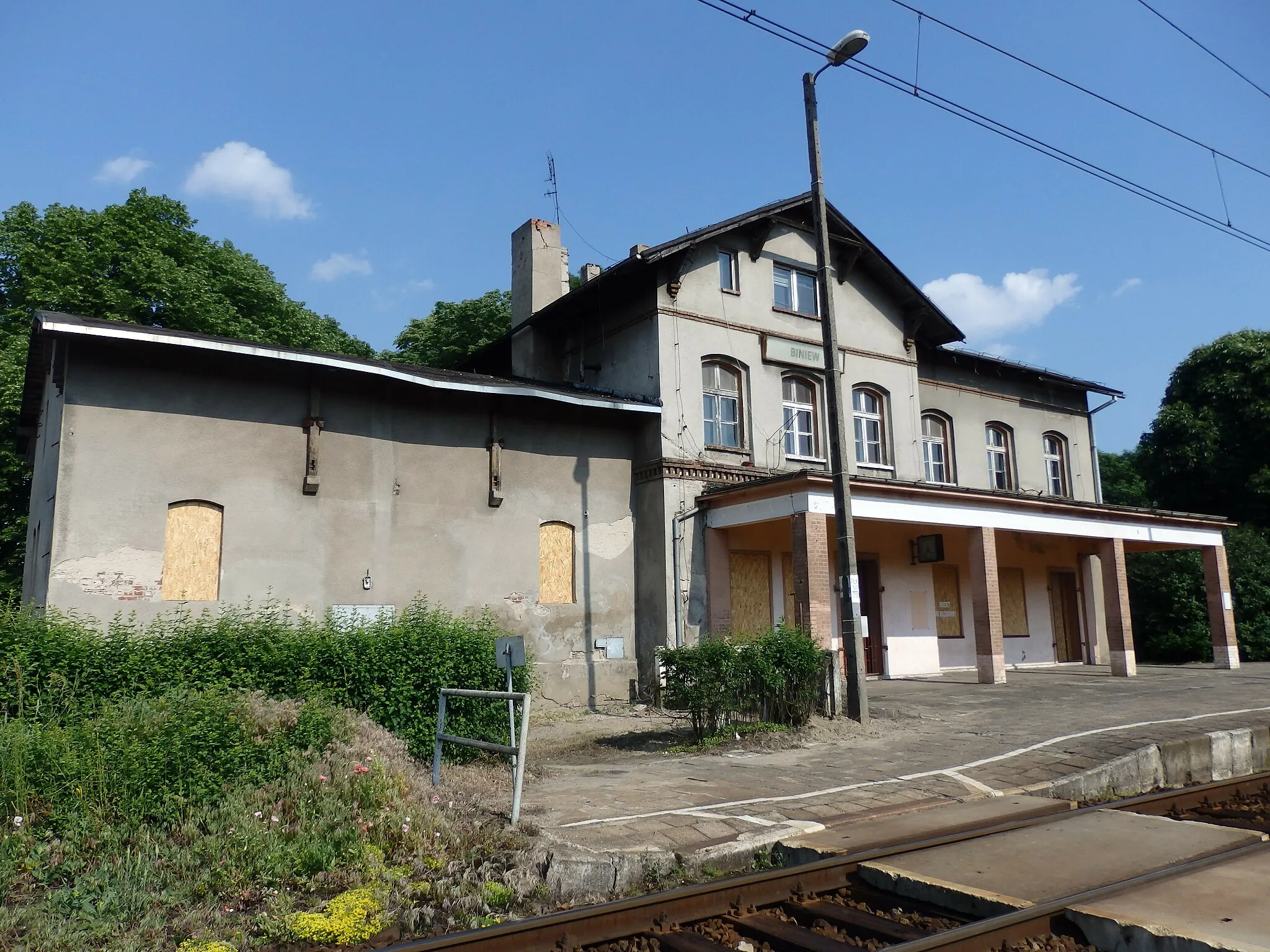 Photo showing: Budynek stacyjny PKP w Biniewie, który został przekazany do rozbiórki