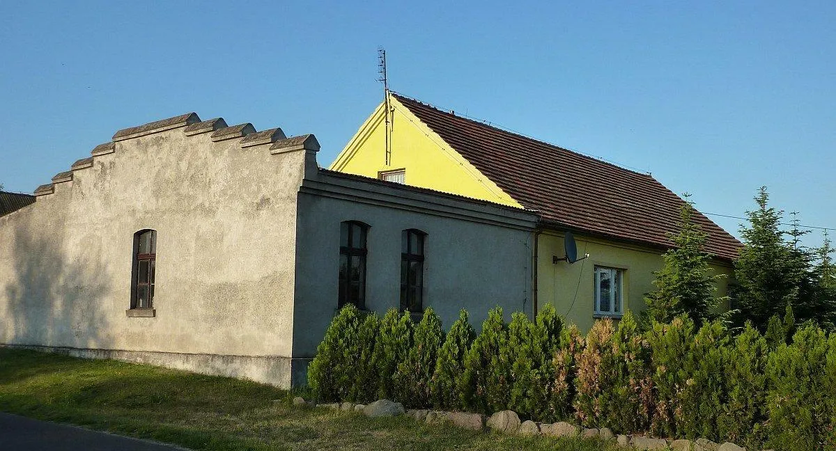 Photo showing: Dom nr 34 w Nowym Belęcinie, widok z drogi, od strony pd.-zach.