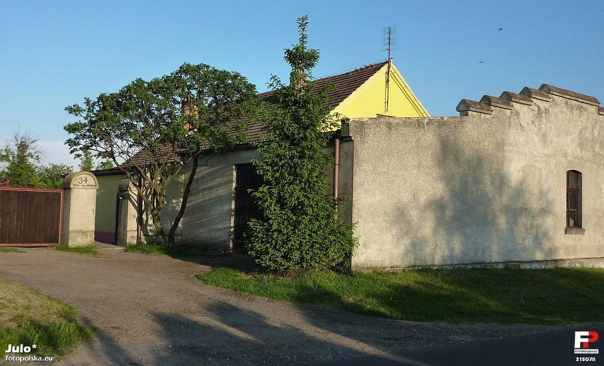 Photo showing: Widok na dom od zachodu, od strony bramy wjazdowej na posesję.