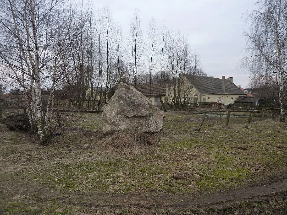 Photo showing: Zabudowania posesji nr 35; na pierwszym planie ogromny głaz, wydobyty z pola.