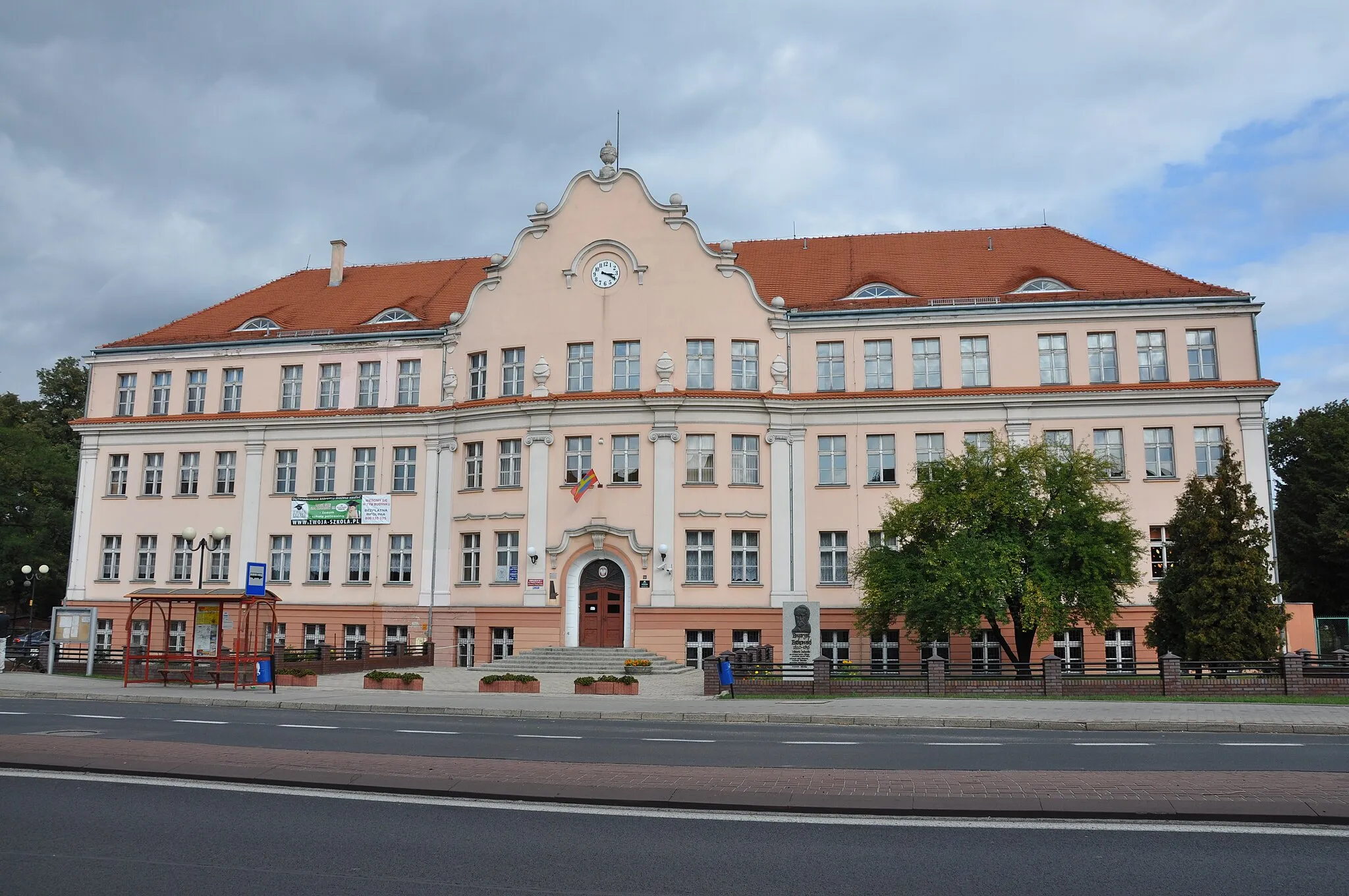 Photo showing: Ostrów Wielkopolski, ul. Wrocławska 51 - dawna Wyższa Szkoła dla Dziewcząt (1924-1926), obecnie szkoła podstawowa nr 2 (zabytek nr 729/A)