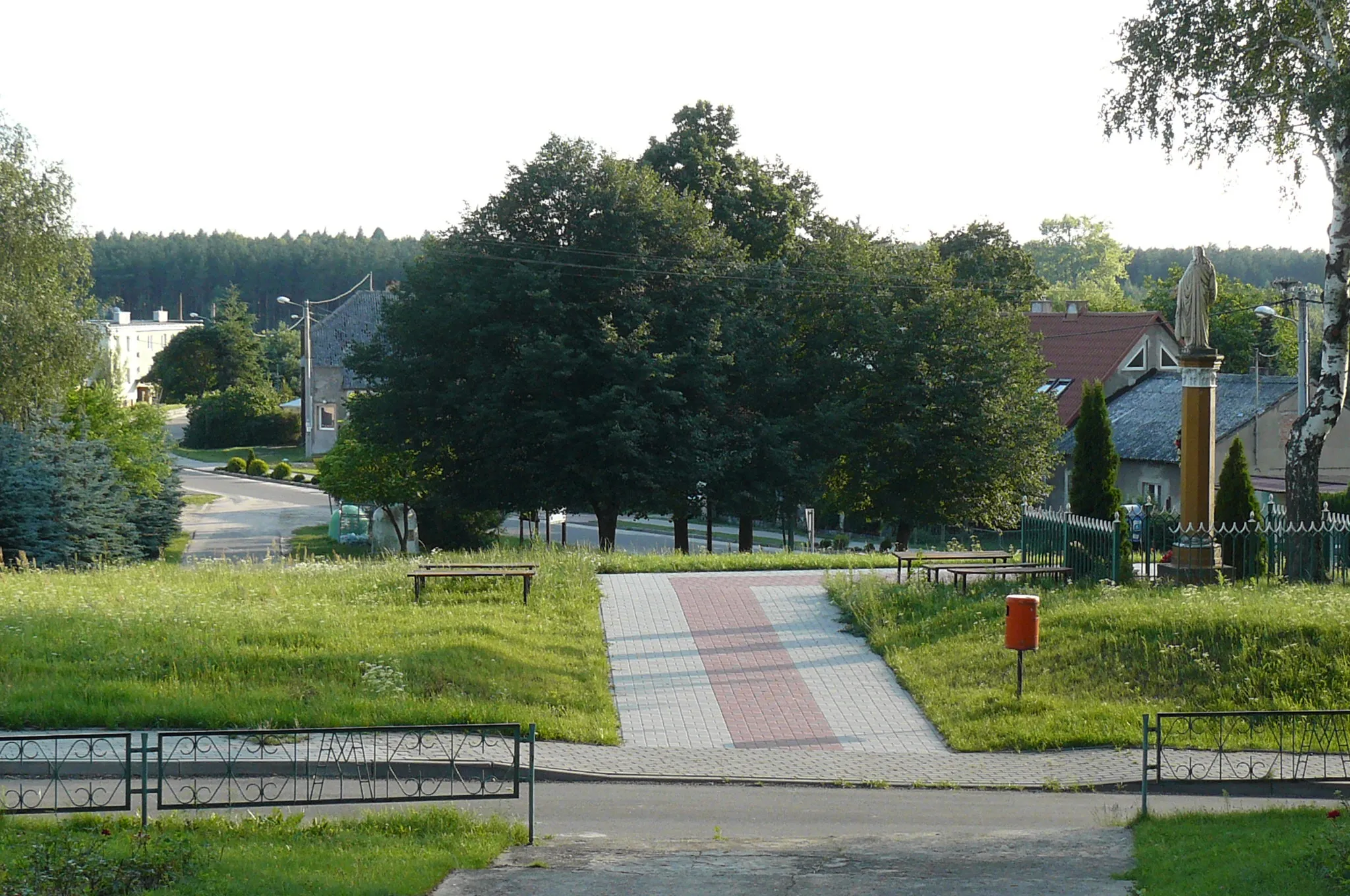 Photo showing: Dabrowka Koscielna - center of village.