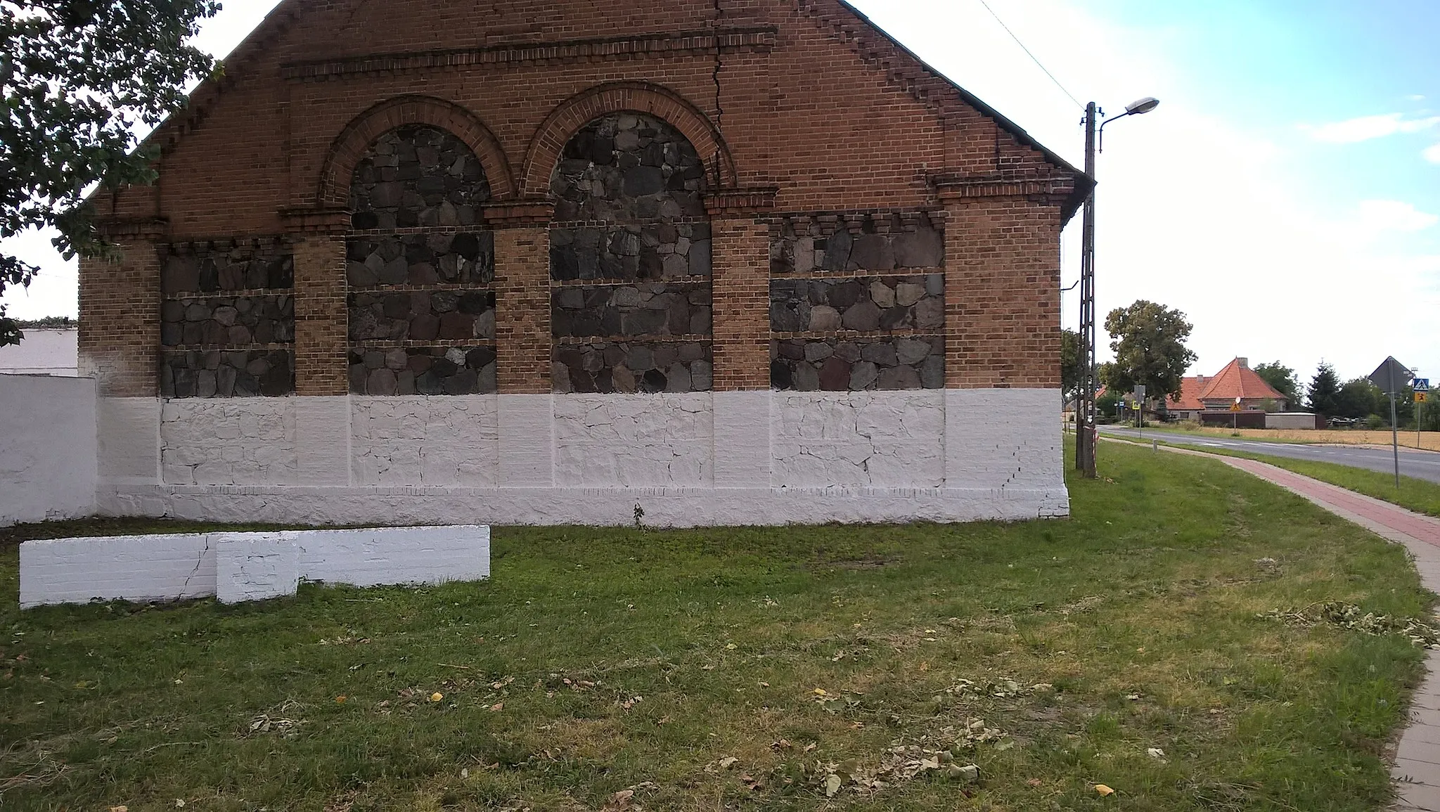Photo showing: Dobrojewo - stodoła z kamienia polnego i cegły