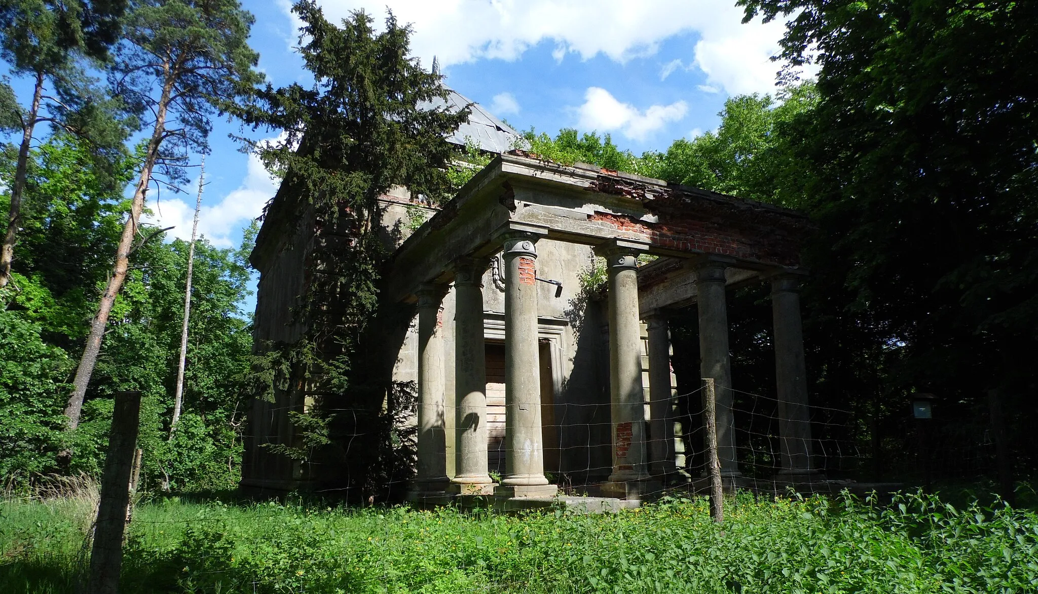 Photo showing: Langendorff family burial chapel (in the forest) in 1880 (p Mon. - West.) Kawcza / area. rawicki / province. Greater Poland / Poland