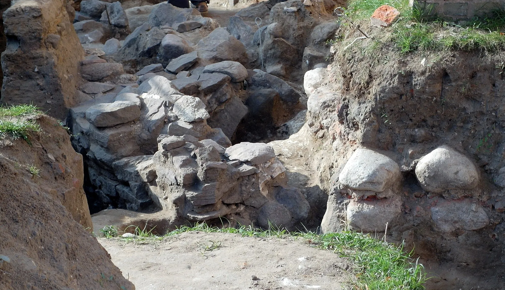 Photo showing: A fragment of a pre-Romance stone building discovered in Gniezno in 2019