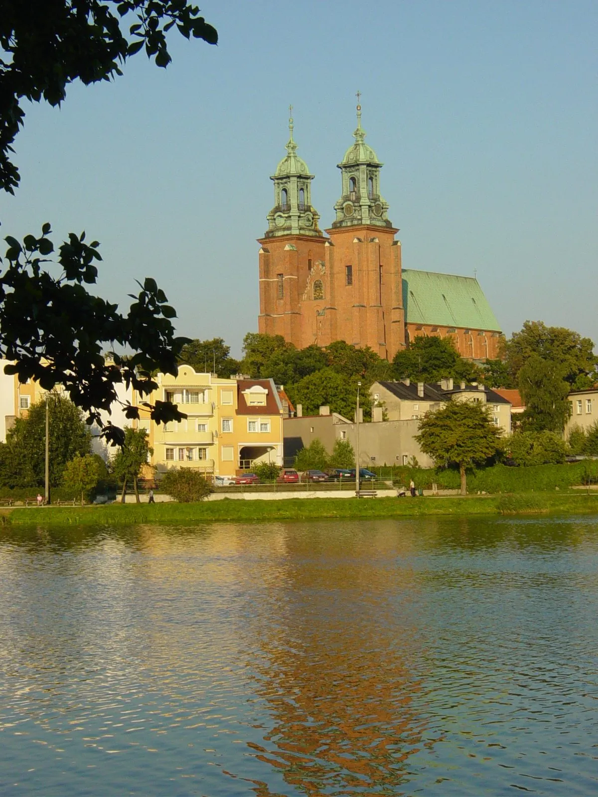 Photo showing: Church of Gniezno and the lake Jelonek in the city center.